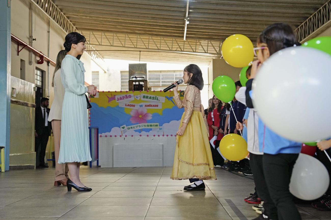 「ビスコンデ・デ・カイル学園」を訪問され、子どもの歌を聴く秋篠宮家の次女佳子さま（共同）
