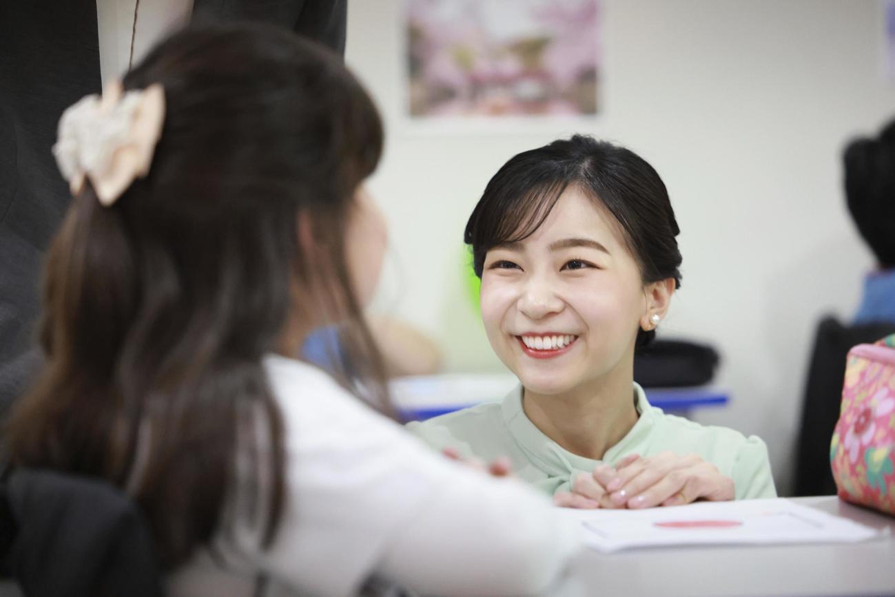 「ビスコンデ・デ・カイル学園」を訪問され、交流する秋篠宮家次女の佳子さま（代表撮影・共同）