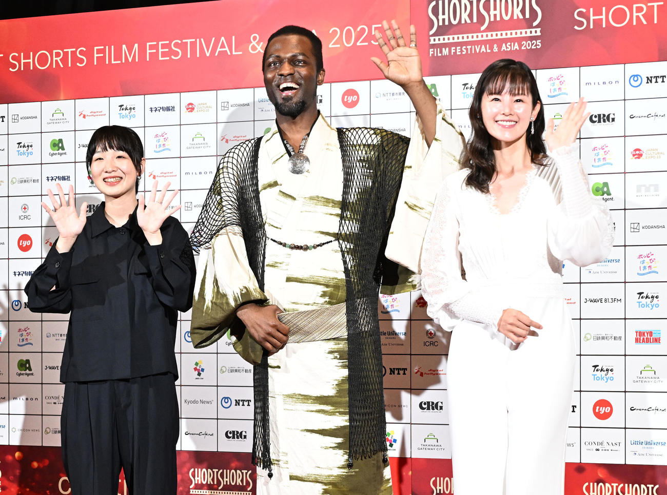 「ショートショートフィルムフェスティバル＆アジア」のレッドカーペットイベントに登場した、左から増田彩来、B.T、小西真奈美（撮影・千葉一成）