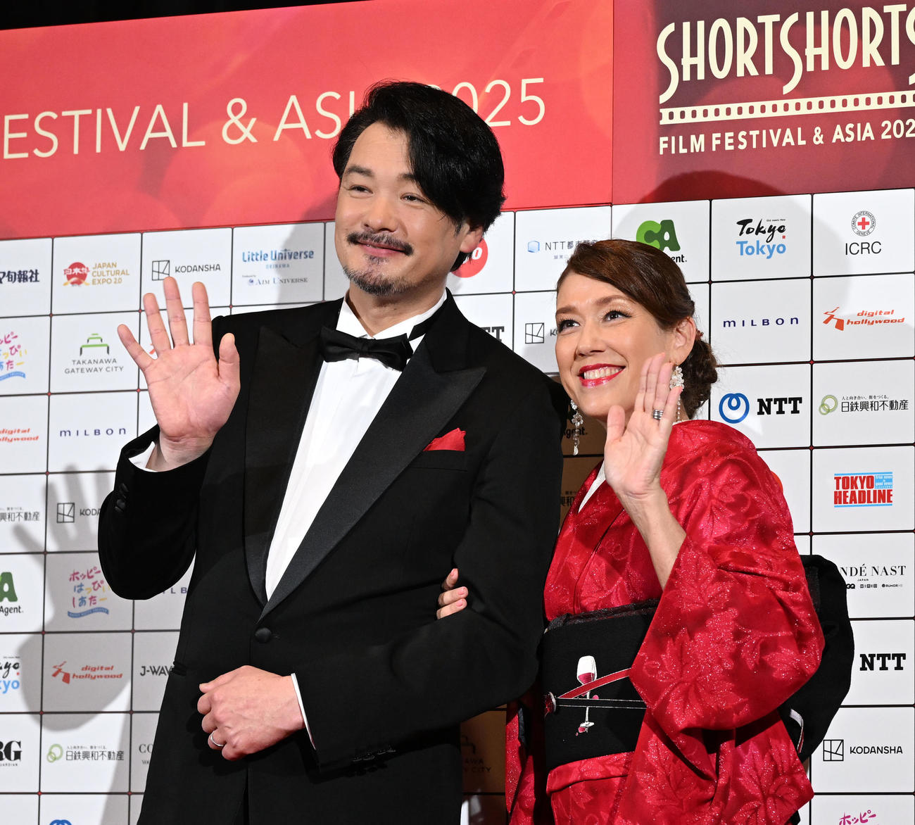 「ショートショートフィルムフェスティバル＆アジア」のレッドカーペットイベントに登場した小田井涼平とLiLiCo夫妻（撮影・千葉一成）