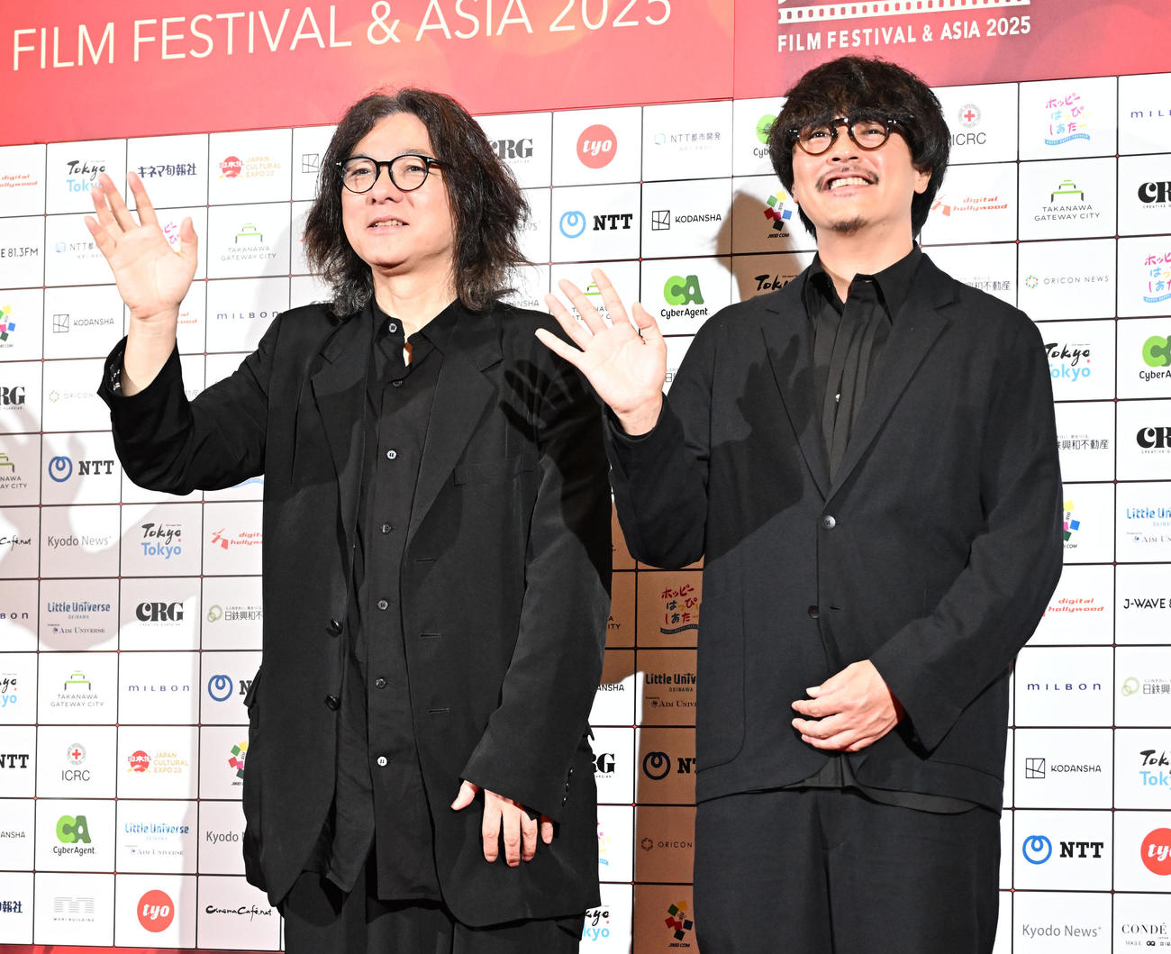 「ショートショートフィルムフェスティバル＆アジア」のレッドカーペットイベントに登場した岩井俊二（左）と杉山知之（撮影・千葉一成）