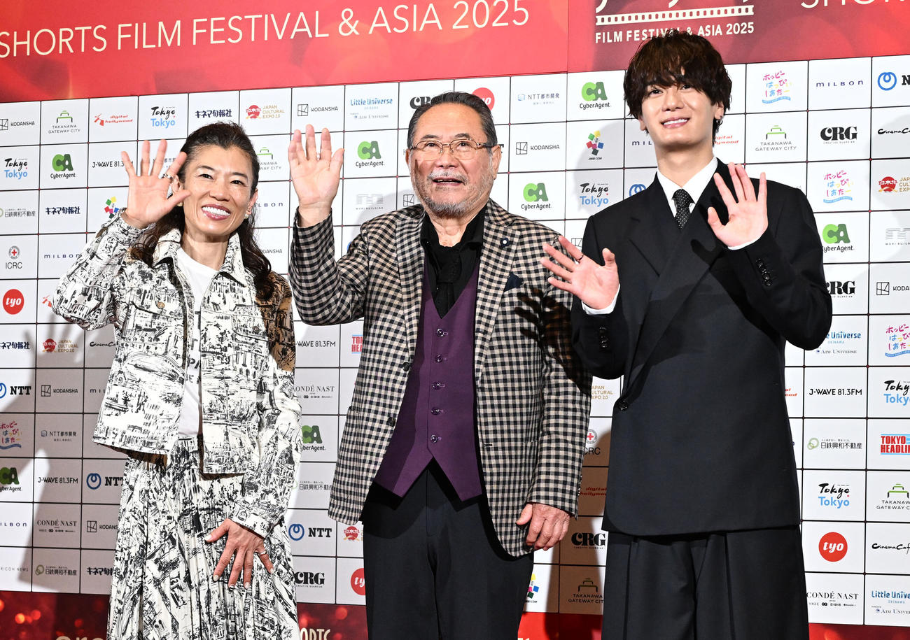 「ショートショートフィルムフェスティバル＆アジア」のレッドカーペットイベントに登場した、左から石渡美奈、前田吟、堀海登（撮影・千葉一成）