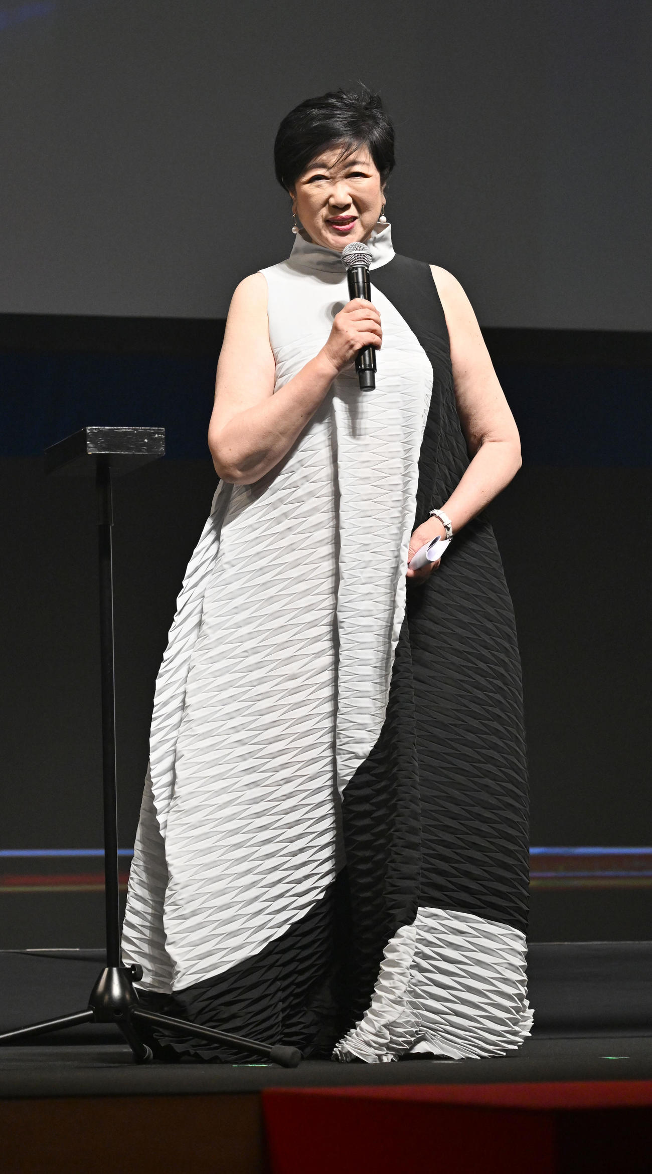 「ショートショートフィルムフェスティバル＆アジア」の受賞者表彰イベントであいさつする東京都の小池知事（撮影・千葉一成）
