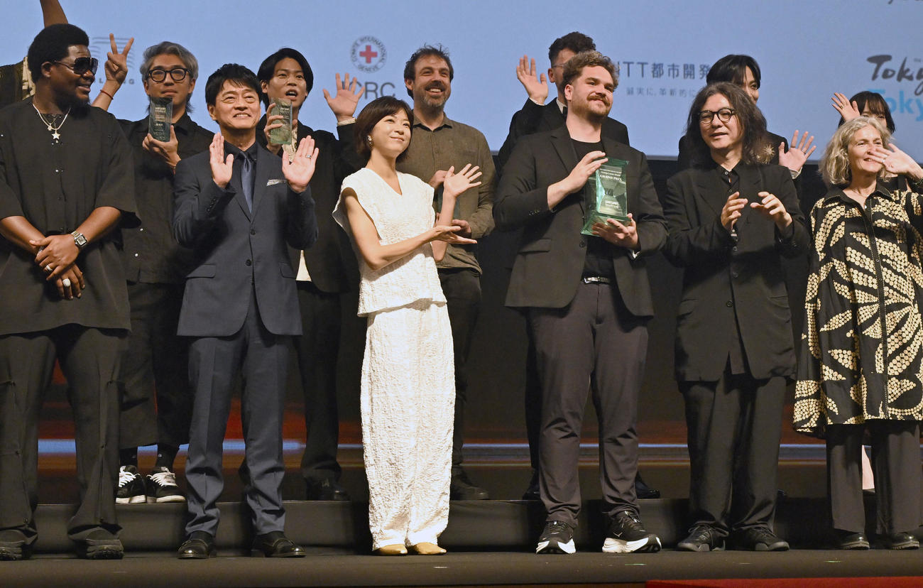 「ショート・ショートフィルムフェスティバル＆アジア」で「破れたパンティーストッキング」でジョージ・ルーカス賞を受賞したファビアン・ムンスターヤーム監督をたたえる上野樹里（前列左から3人目）ら（撮影・千葉一成）