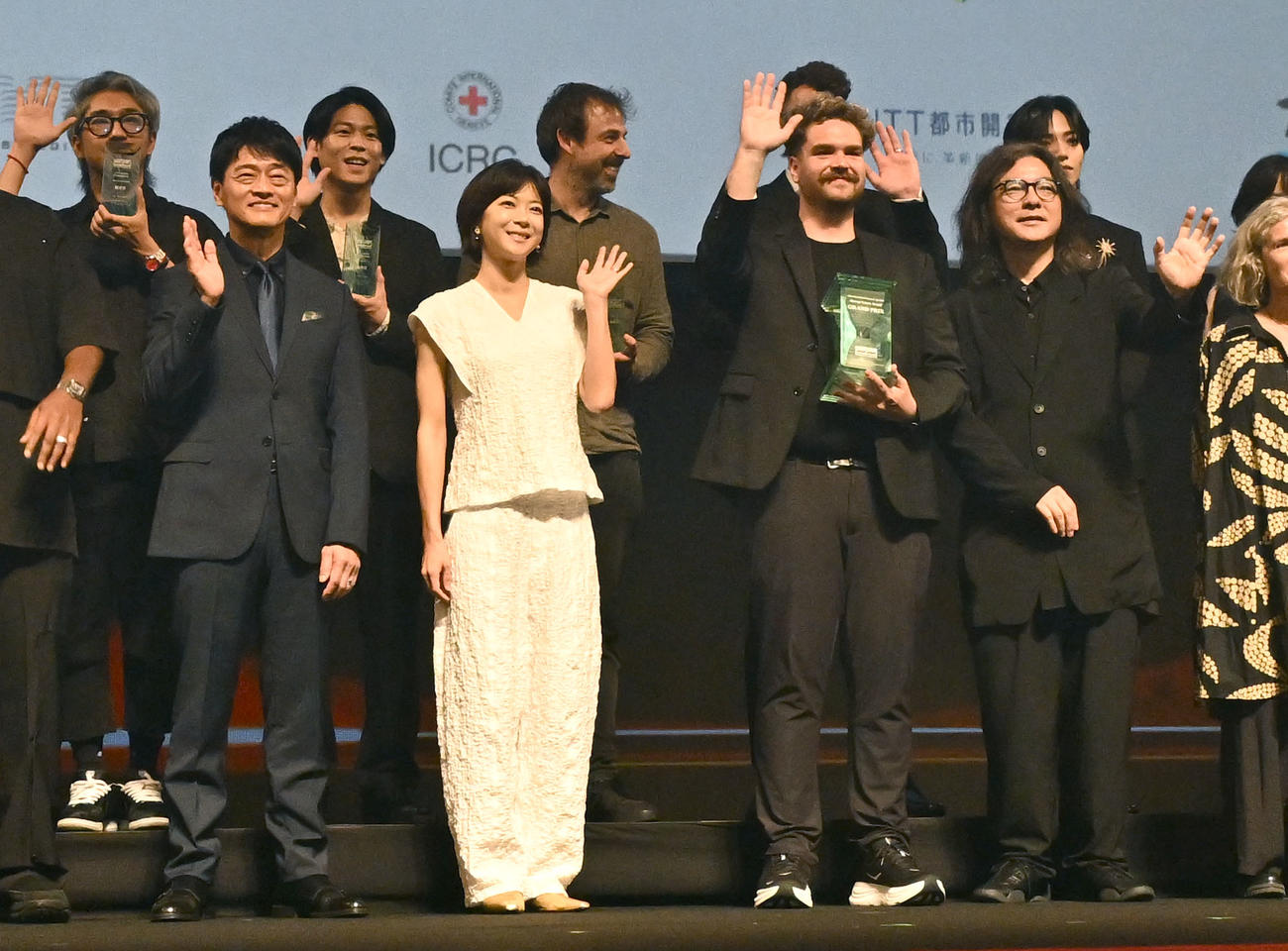 「破れたパンティーストッキング」でジョージ・ルーカス賞を受賞したファビアン・ムンスターヤーム監督（前列中央）らと記念撮影する上野樹里（同左から2人目）ら（撮影・千葉一成）