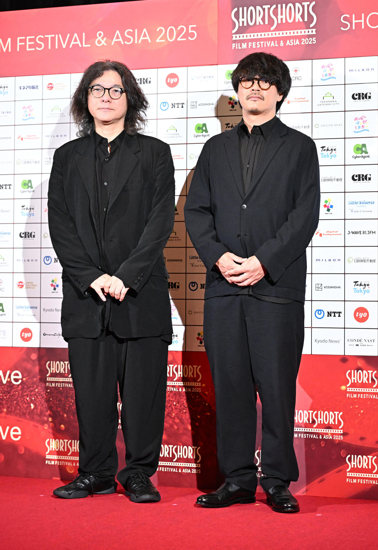 「ショートショートフィルムフェスティバル＆アジア」のレッドカーペットイベントに登場した岩井俊二（左）と杉山知之（撮影・千葉一成）