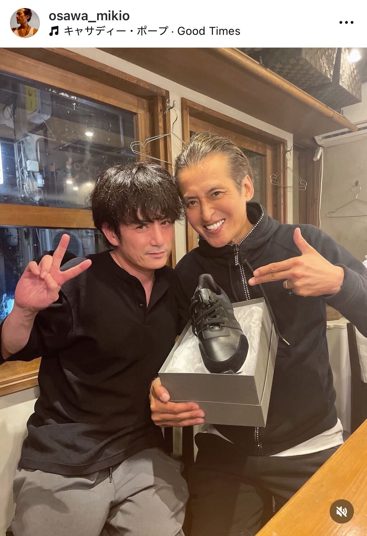 佐藤アツヒロからスニーカーをプレゼントされる大沢樹生（インスタグラムから）