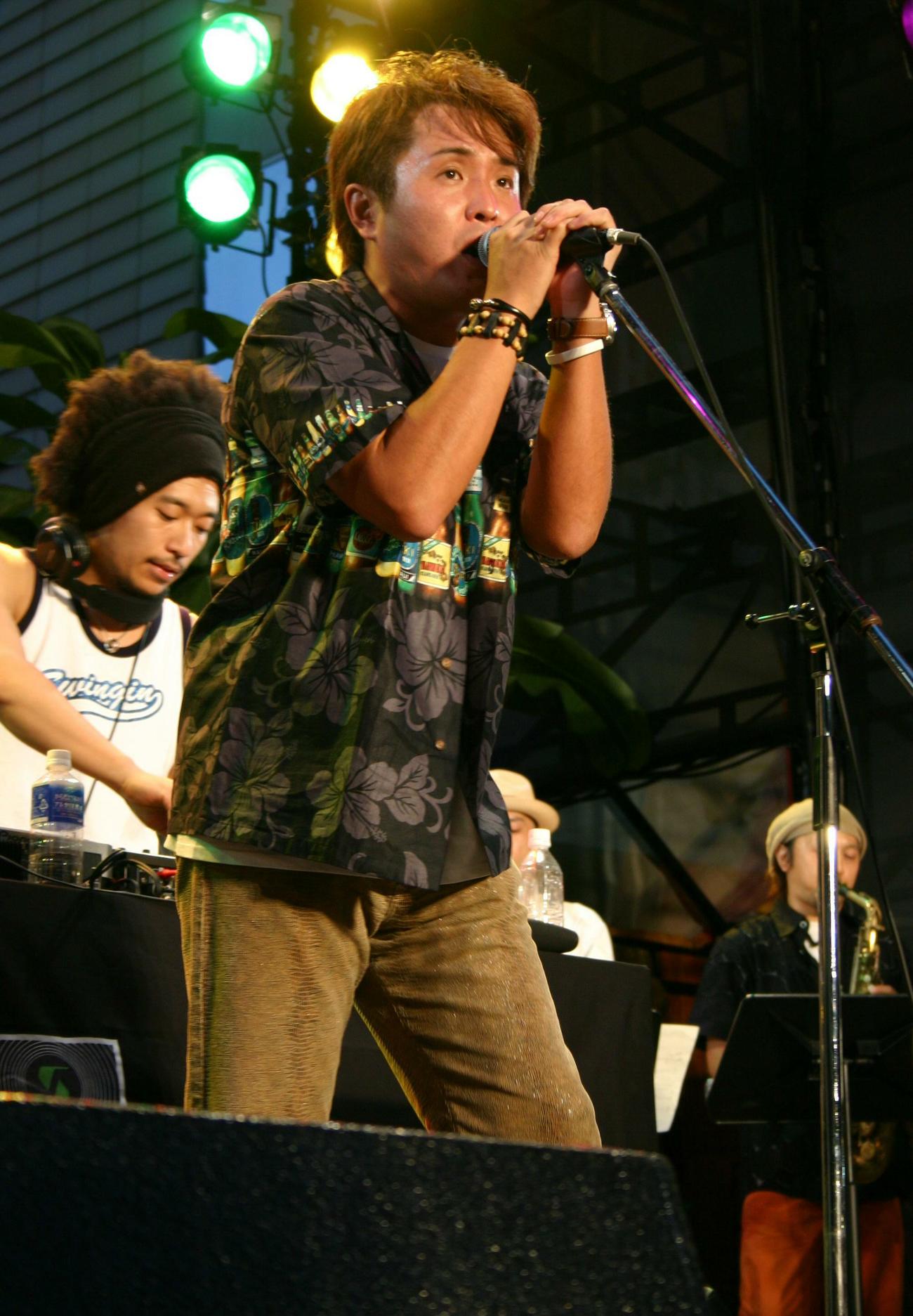 ラップユニットやジャズバンドとライブを行った佐藤竹善（2005年8月撮影）