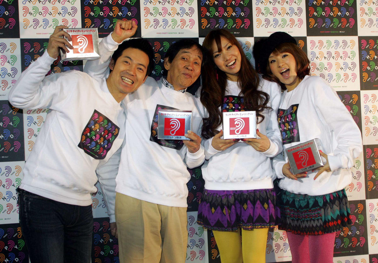 萩本欽一（左から2人目）。左は東貴博。右からHALCALIのYUCALI、HALCA（2008年11月撮影）
