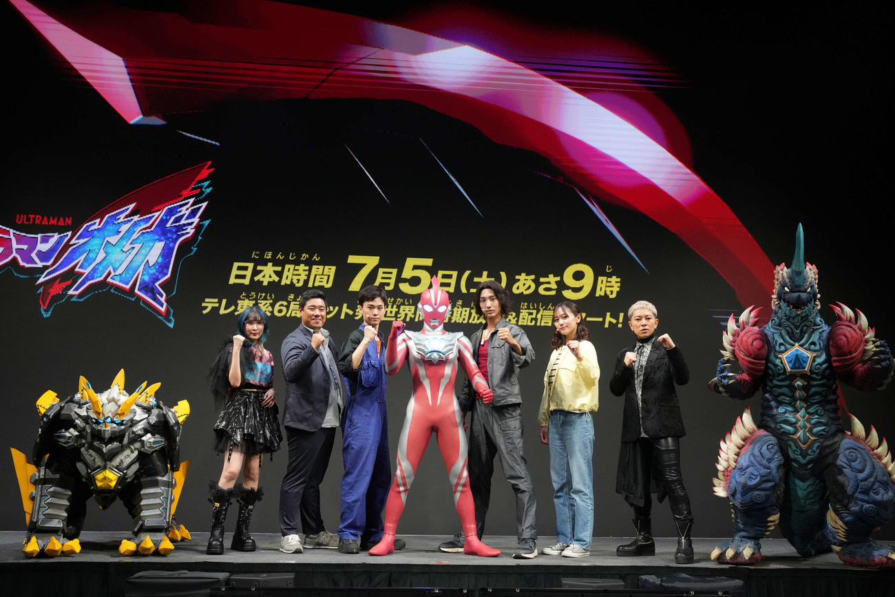 新TVシリーズ「ウルトラマンオメガ」プレミア発表会に臨む、左からトライガロン、MindaRyn、武居正能監督、吉田晴登、ウルトラマンオメガ、近藤頌利、工藤綾乃、ASH、レキネス（撮影・小沢裕）