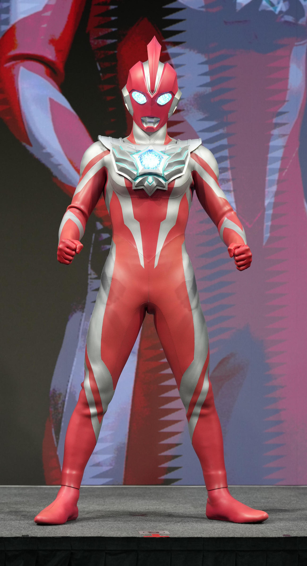 新TVシリーズ「ウルトラマンオメガ」プレミア発表会に臨むウルトラマンオメガ（撮影・小沢裕）