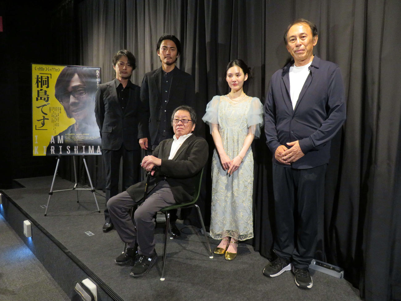 映画「桐島です」完成披露上映会に登壇した、左から原田喧太、毎熊克哉、高橋伴明監督、北香那、長尾和宏プロデューサー（撮影・村上幸将）

