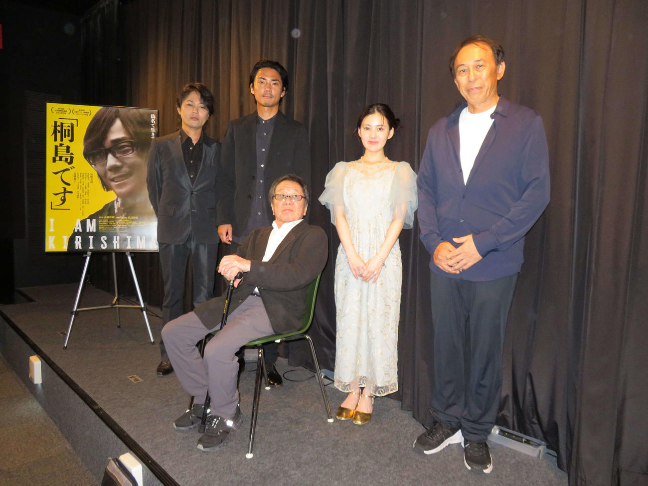 映画「桐島です」完成披露上映会に登壇した、左から原田喧太、毎熊克哉、高橋伴明監督、北香那、長尾和宏プロデューサー（撮影・村上幸将）
