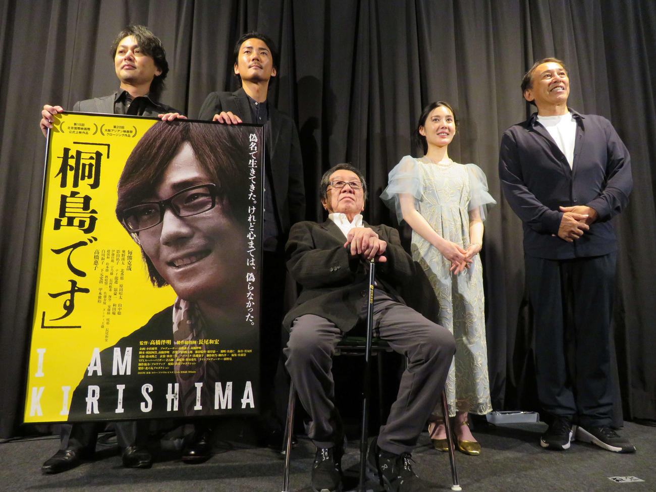 映画「桐島です」完成披露上映会に登壇した、左から原田喧太、毎熊克哉、高橋伴明監督、北香那、長尾和宏プロデューサー（撮影・村上幸将）
