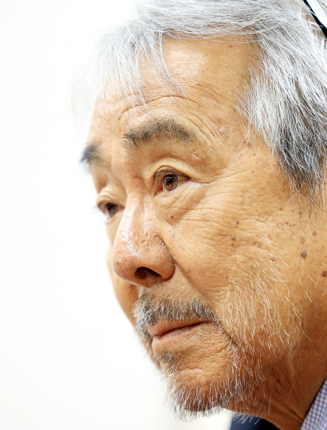 インタビューで、役柄や芝居について語る寺尾聰さんの瞳（ひとみ）には役者としての「熱」を感じました（撮影・浅見桂子）