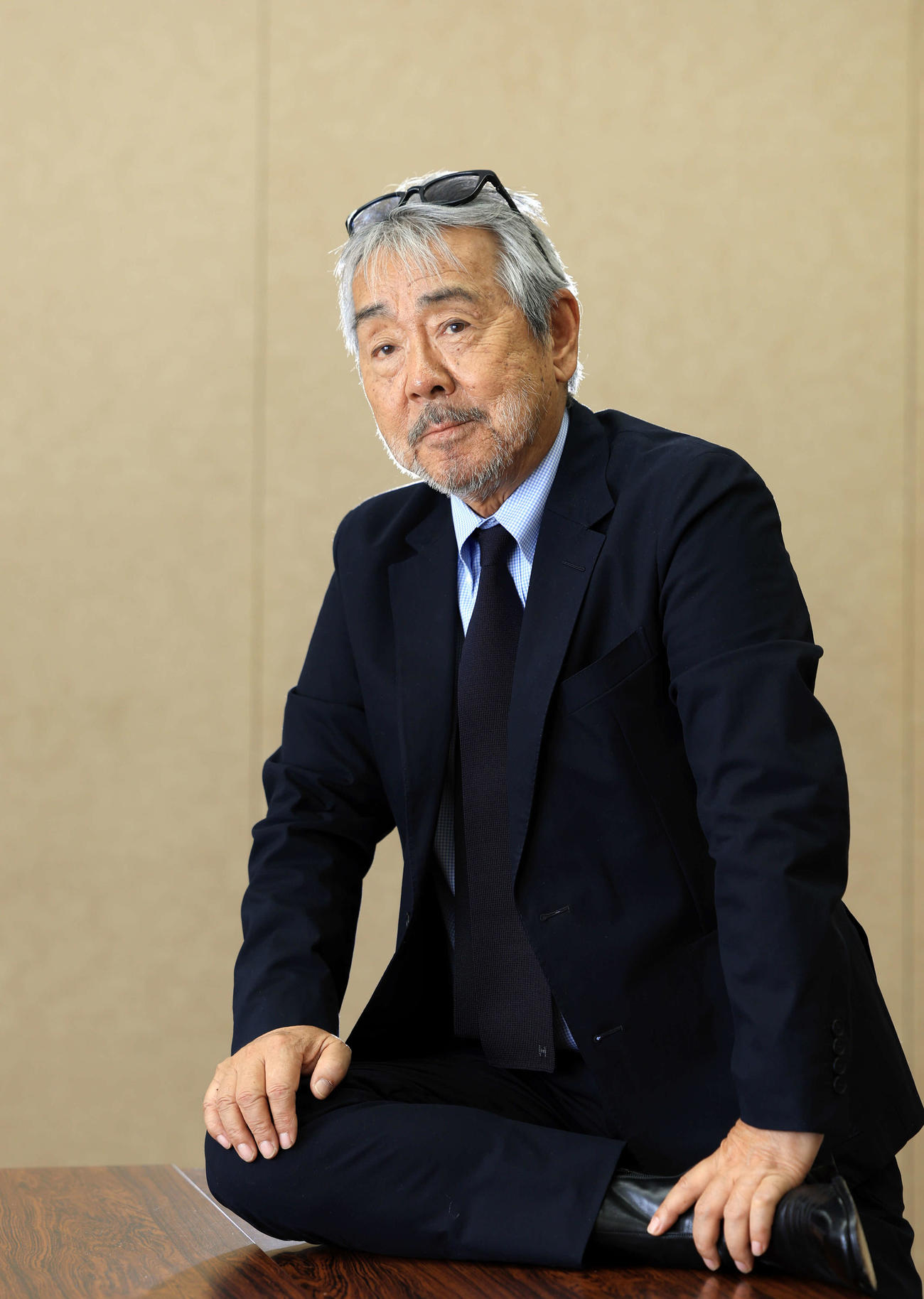 日曜日のヒーローのインタビューに臨む寺尾聰（撮影・浅見桂子）