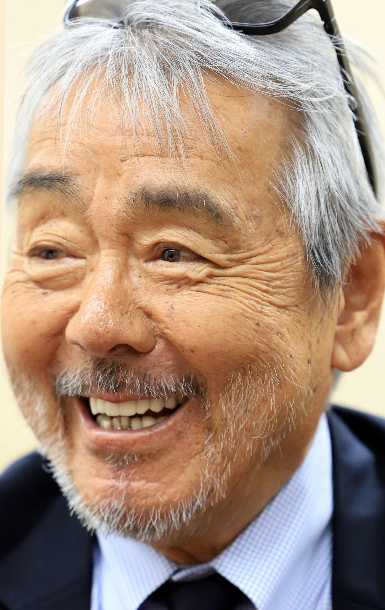 日曜日のヒーローのインタビューに臨む寺尾聰（撮影・浅見桂子）