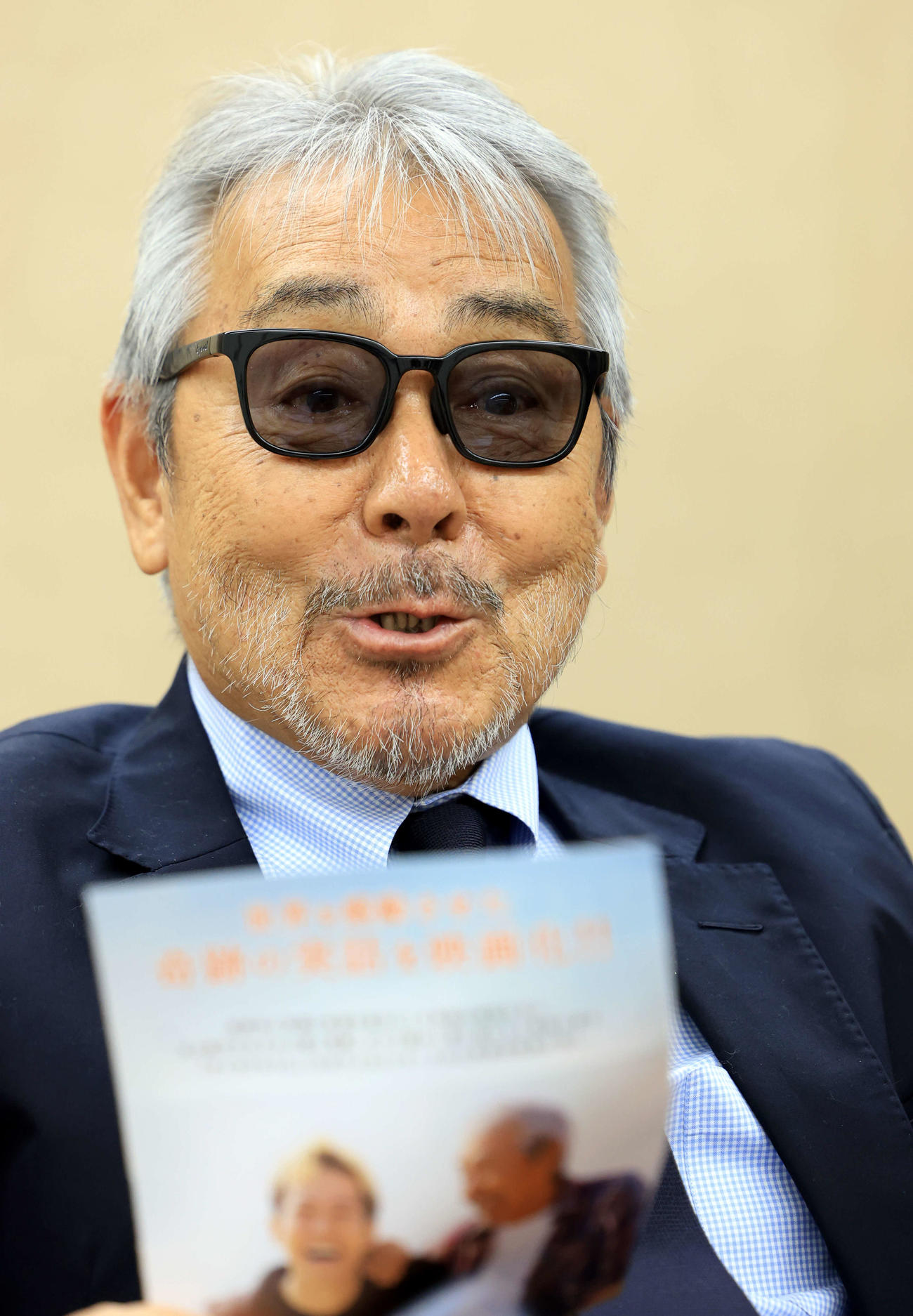 日曜日のヒーローのインタビューに臨む寺尾聰（撮影・浅見桂子）