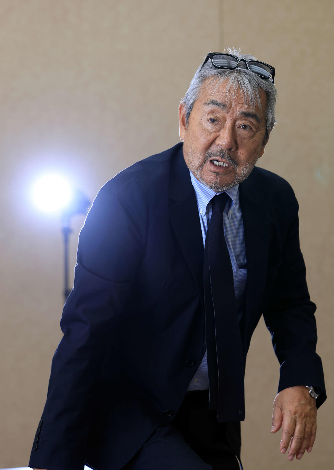 日曜日のヒーローのインタビューに臨む寺尾聰（撮影・浅見桂子）