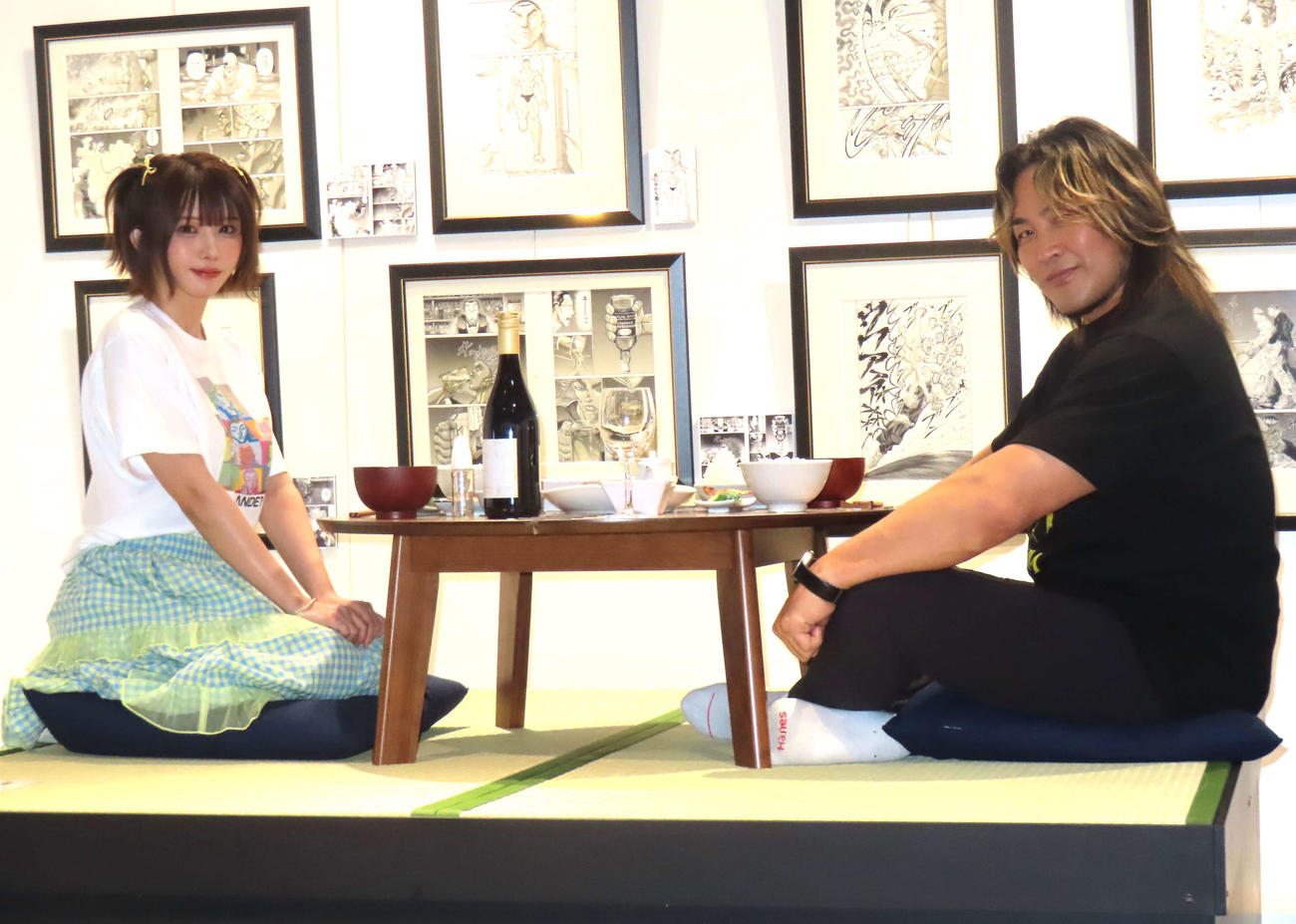 公式原画展「刃牙博ッッ！！」オープニングセレモニーに登壇したえなこ（左）と棚橋弘至