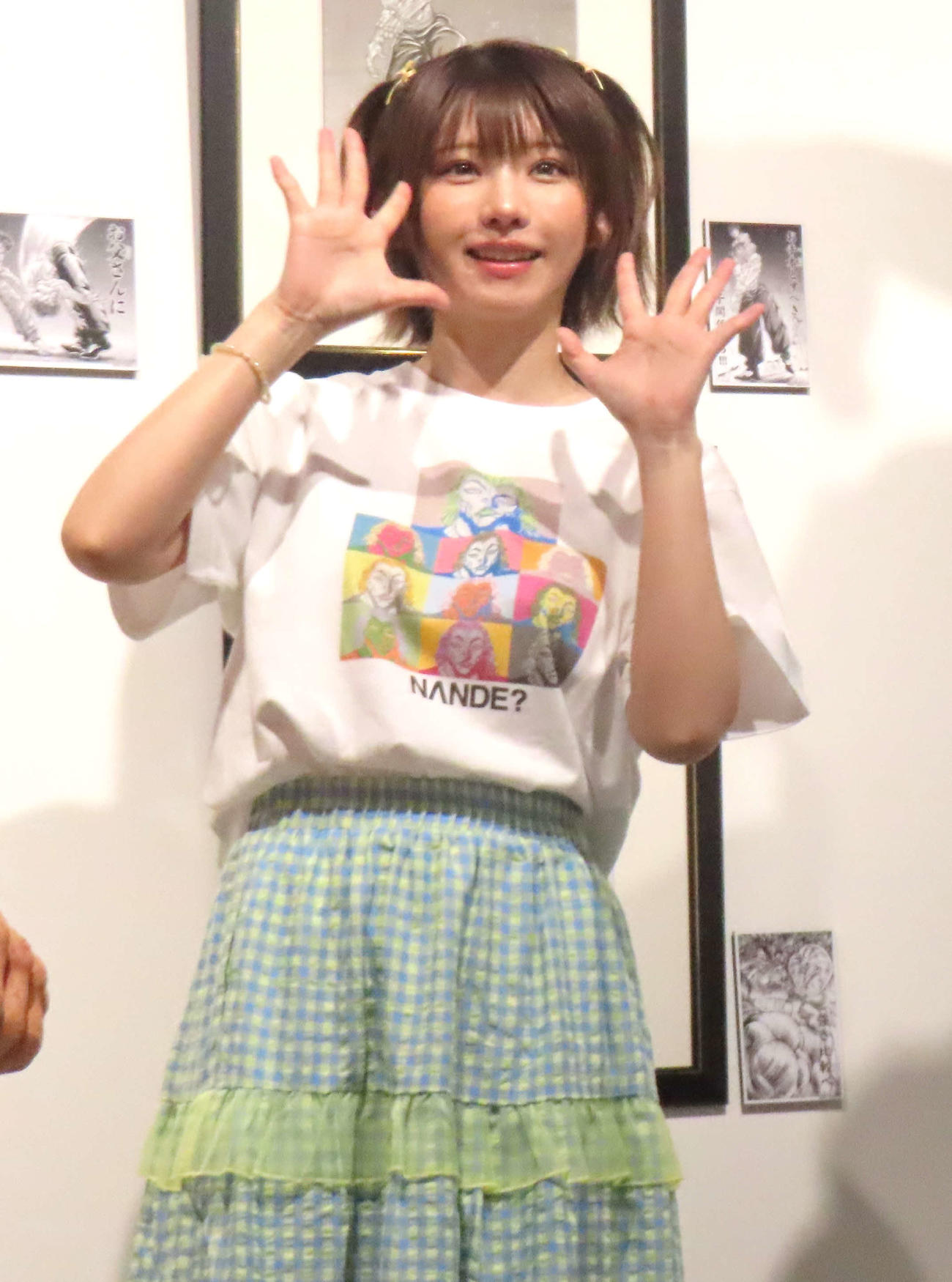 公式原画展「刃牙博ッッ！！」オープニングセレモニーに登壇したえなこ