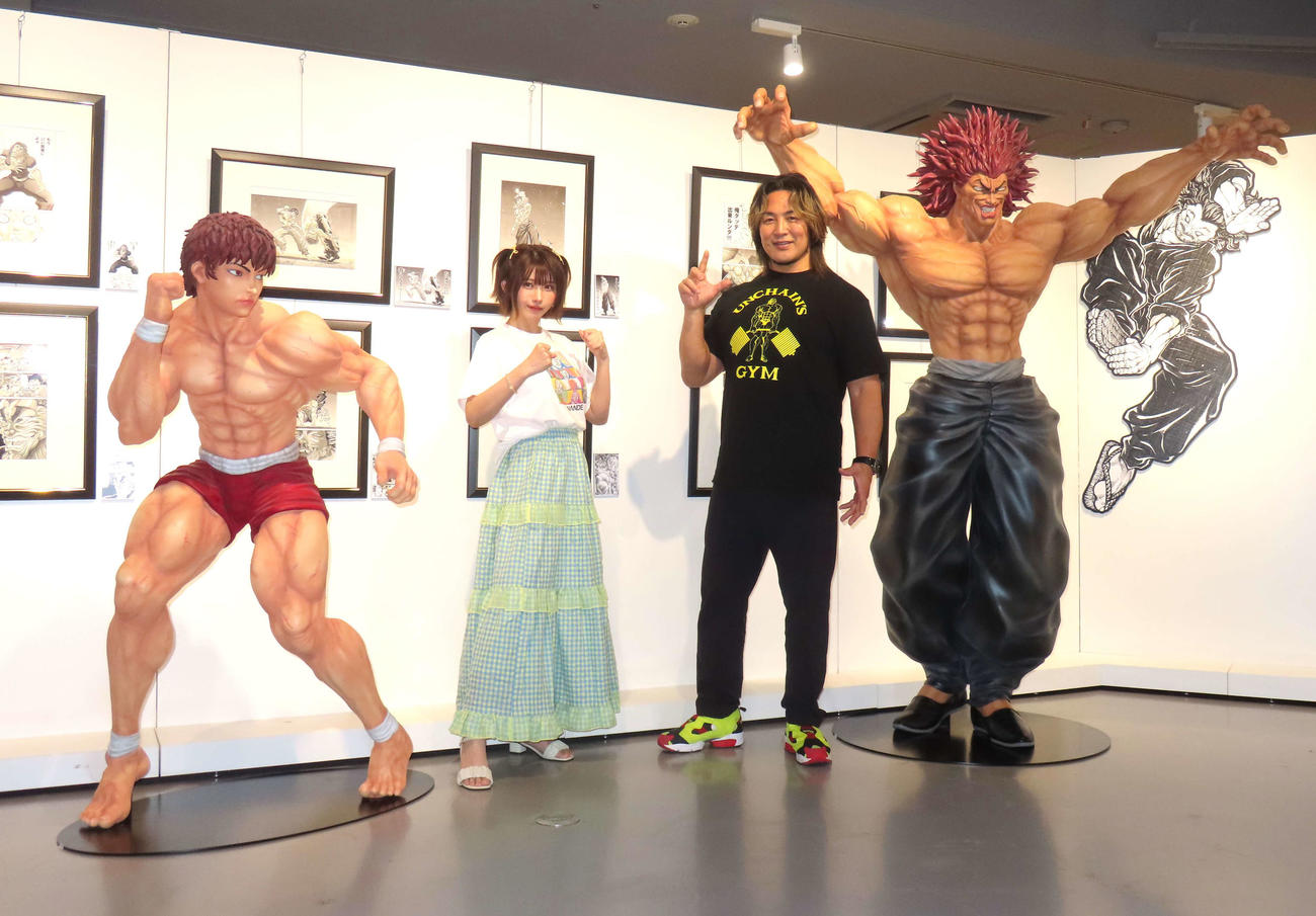 公式原画展「刃牙博ッッ！！」オープニングセレモニーに登壇したえなこ（左）と棚橋弘至