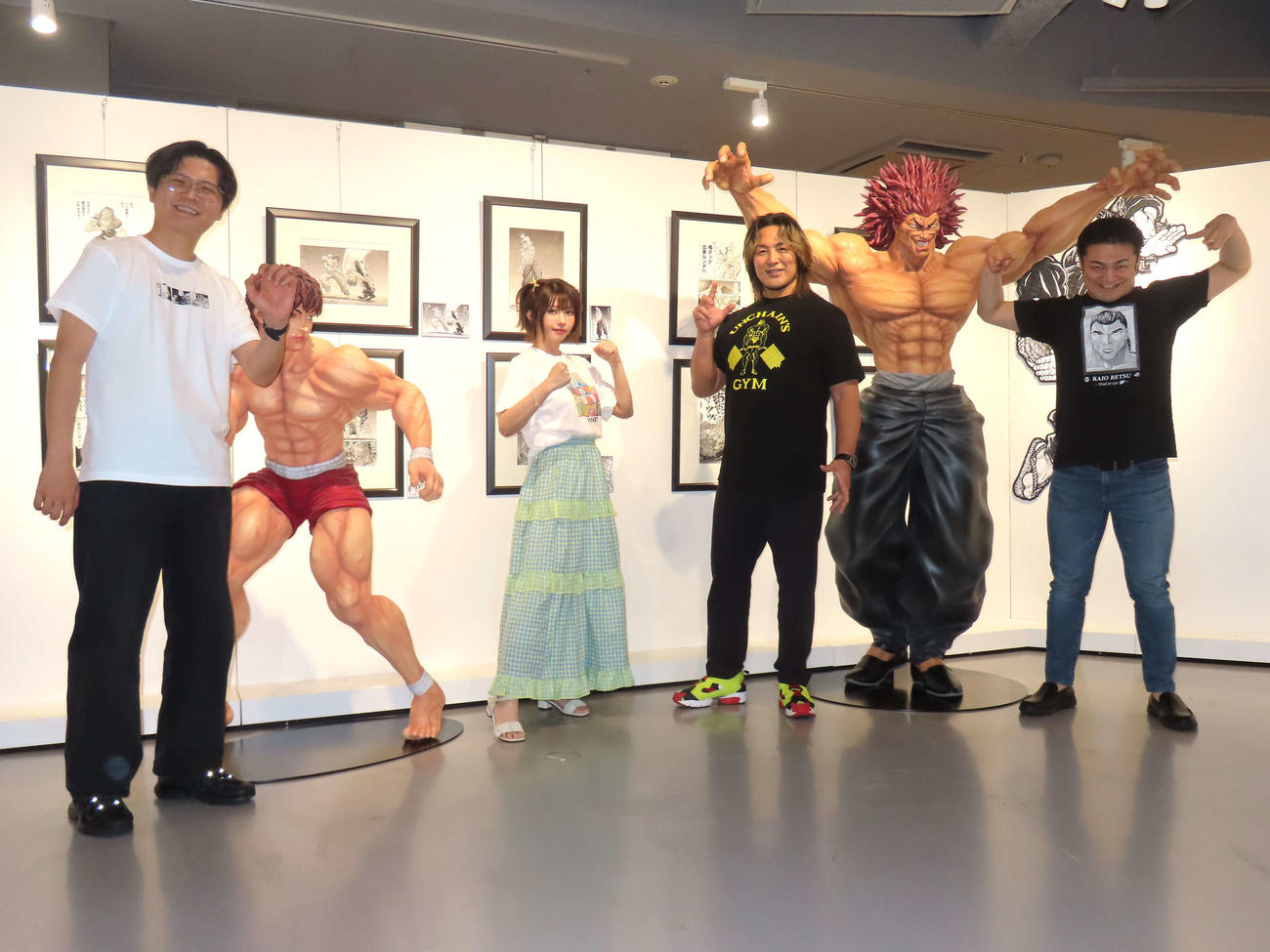 公式原画展「刃牙博ッッ！！」オープニングセレモニーに登壇した、左からケビンス仁木恭平、えなこ、棚橋弘至、山口コンボイ