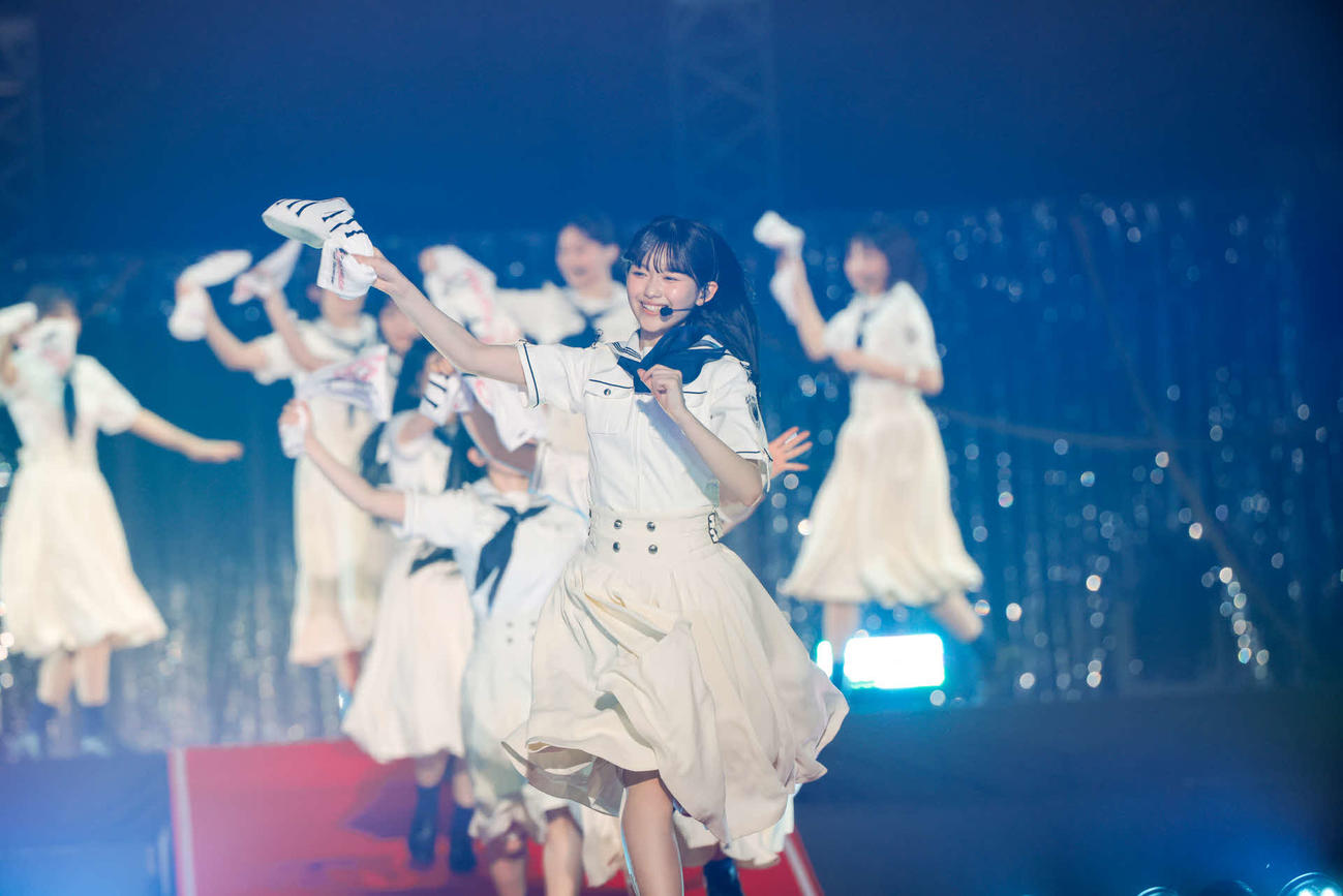 「櫻坂46四期生　First Showcase」でパフォーマンスする櫻坂46四期生。中央は山川宇衣（上山陽介氏撮影）
