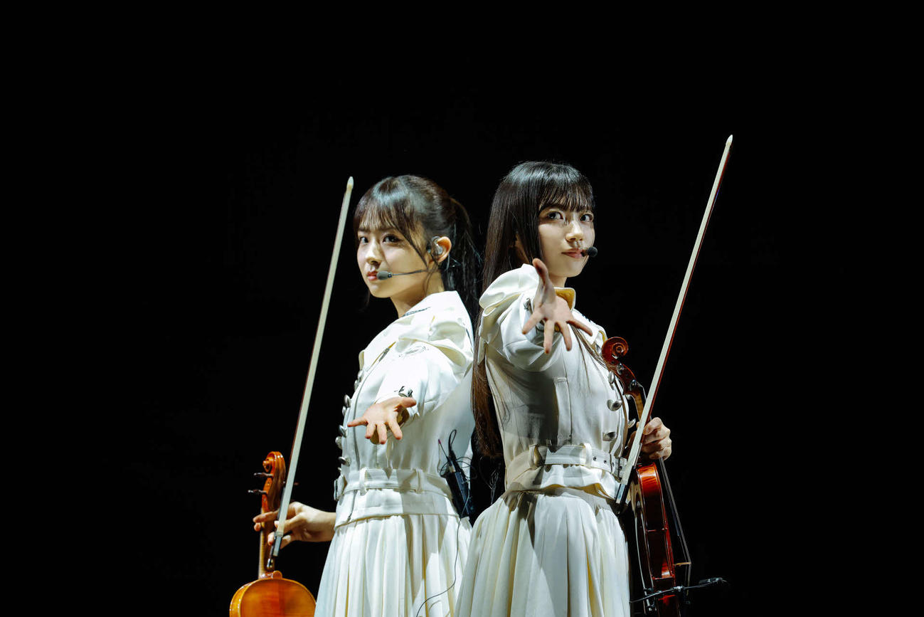 「櫻坂46四期生　First Showcase」でパフォーマンスする櫻坂46四期生の松本和子（左）と佐藤愛桜（上山陽介氏撮影）