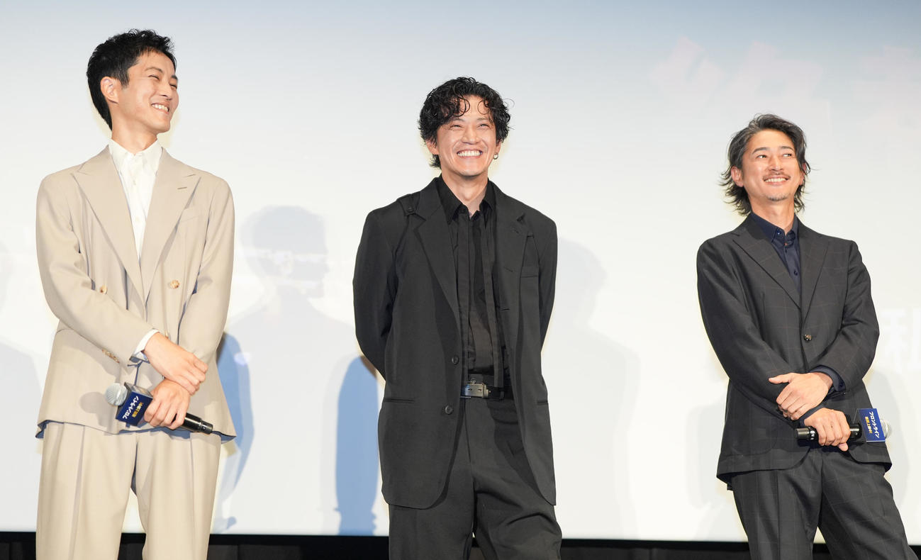 映画「フロントライン」初日舞台あいさつで笑顔の、左から松坂桃李、小栗旬、窪塚洋介（撮影・鈴木みどり）