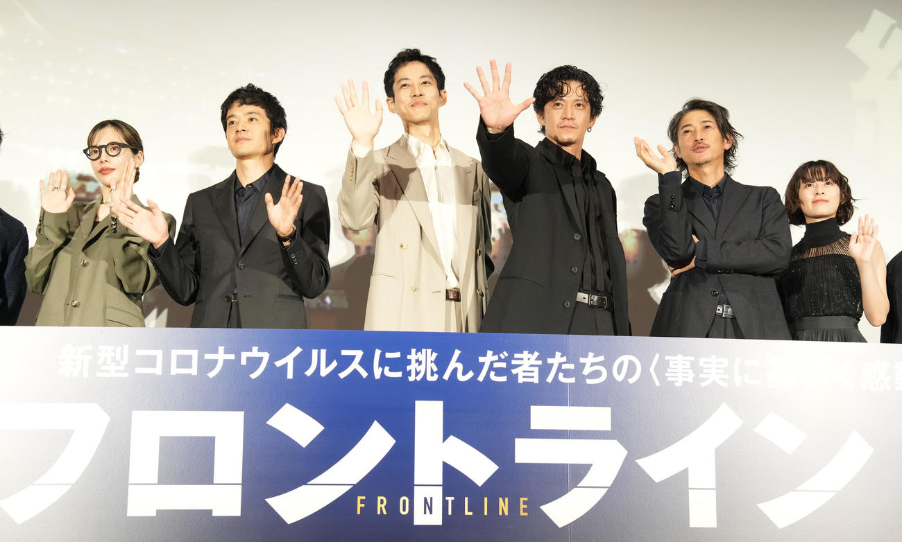 映画「フロントライン」初日舞台あいさつのフォトセッションで手を振る出演者たち。左から桜井ユキ、池松壮亮、松坂桃李、小栗旬、窪塚洋介、森七菜（撮影・鈴木みどり）