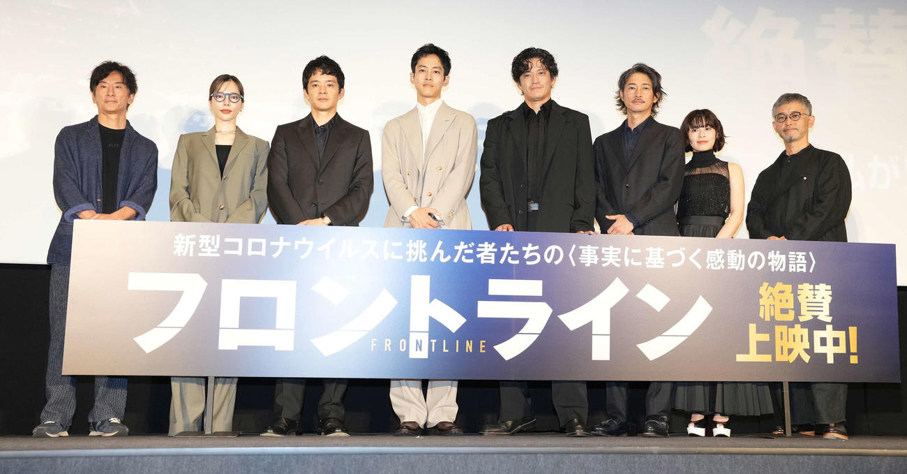 映画「フロントライン」初日舞台あいさつのフォトセッションに納まる出演者たち。左から増本淳プロデューサー、桜井ユキ、池松壮亮、松坂桃李、小栗旬、窪塚洋介、森七菜、関根光才監督（撮影・鈴木みどり）