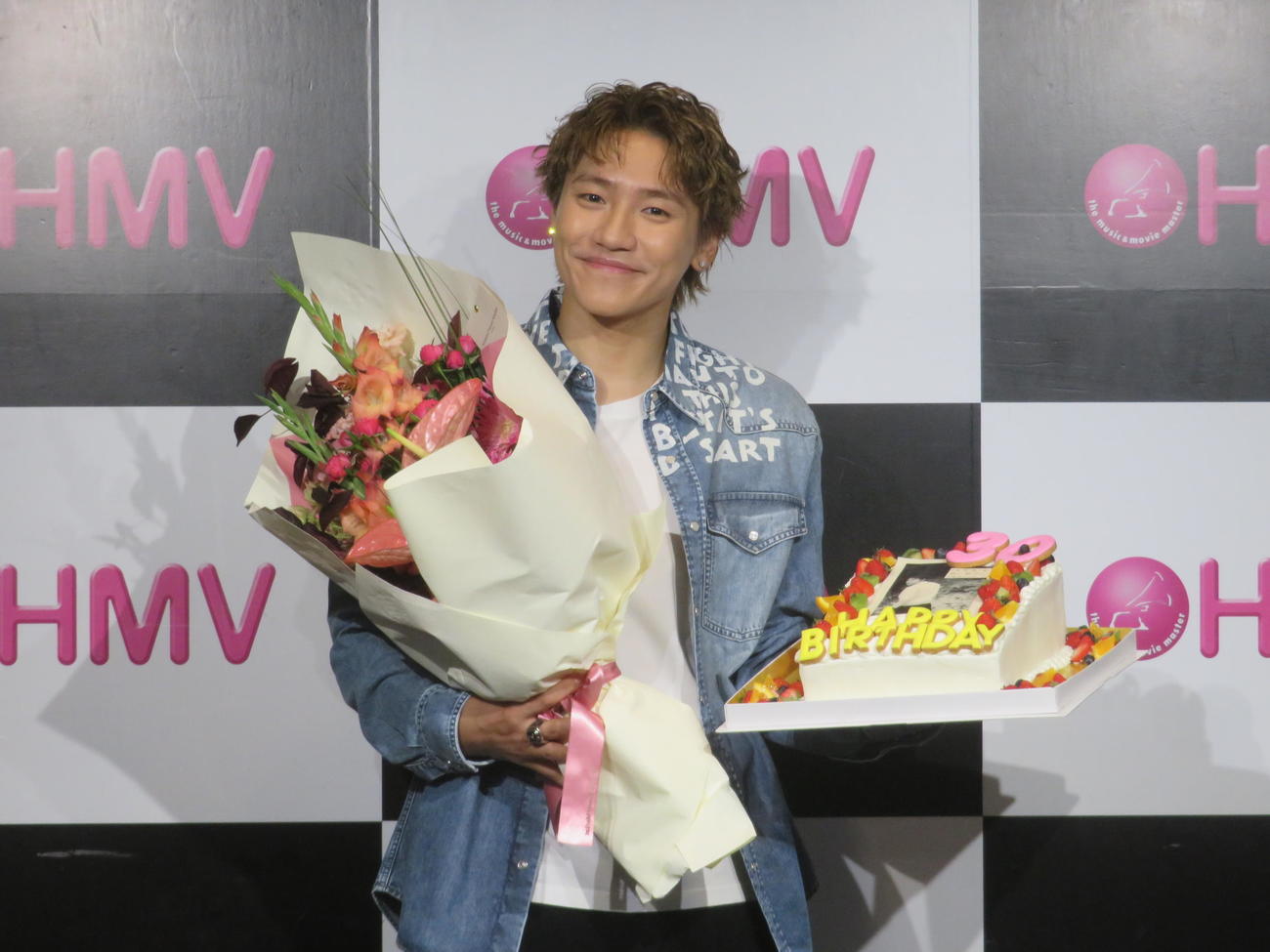 この日が30歳の誕生日。サプライズで用意されたケーキと花束に笑みを浮かべる小森隼（撮影・川田和博）