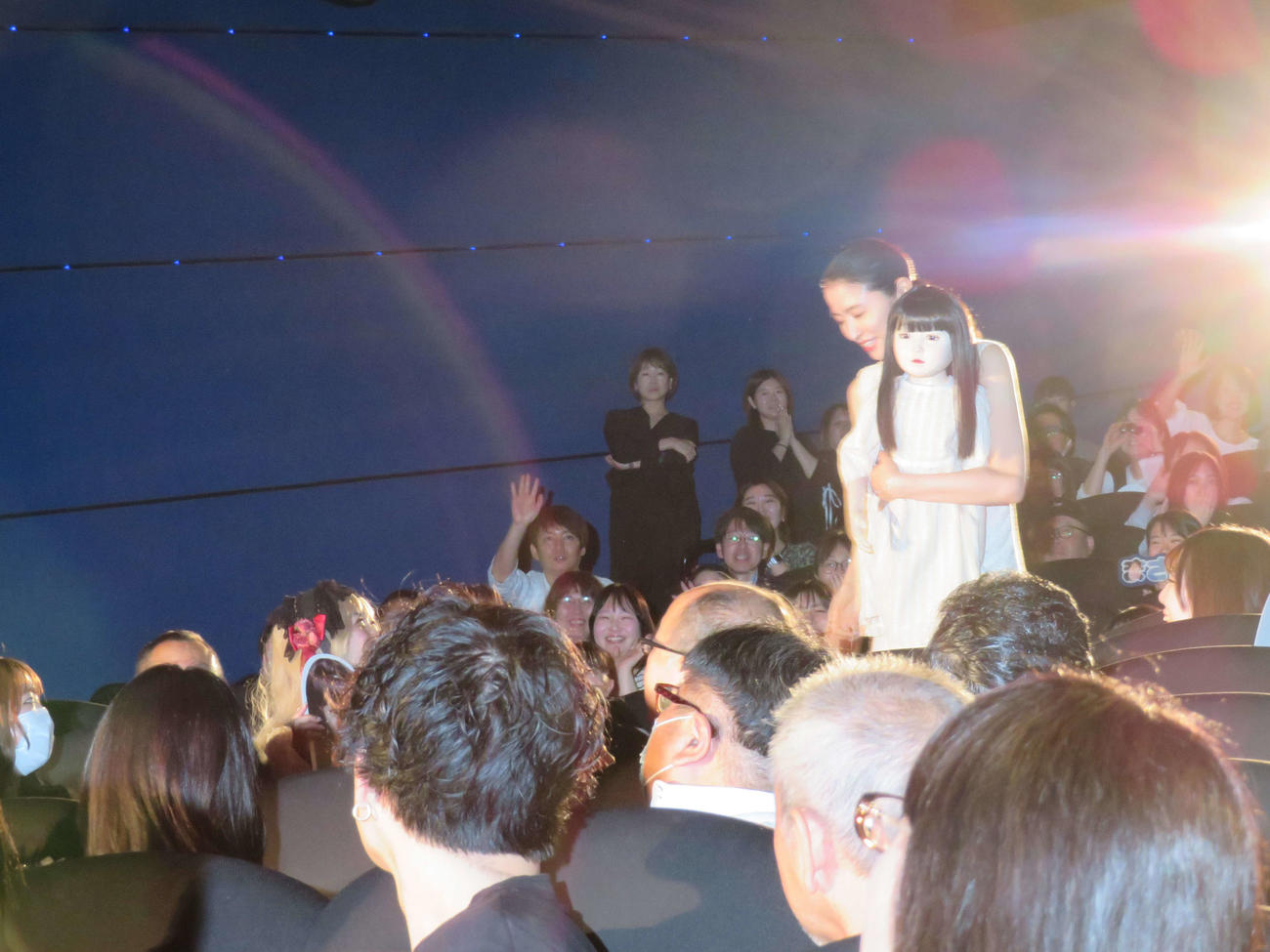 映画「ドールハウス」初日舞台あいさつで、アヤちゃん人形を抱っこして登場した長澤まさみ（撮影・村上幸将）