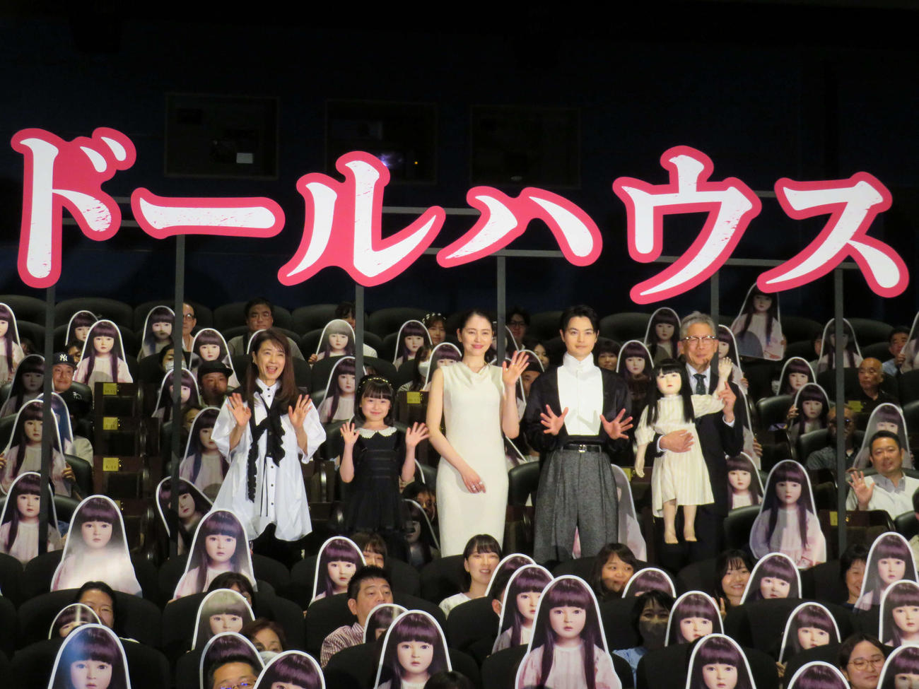 映画「ドールハウス」初日舞台あいさつに登壇した、左から風吹ジュン、池村碧彩、長澤まさみ、瀬戸康史、アヤちゃん人形を抱っこした矢口史靖監督（撮影・村上幸将）