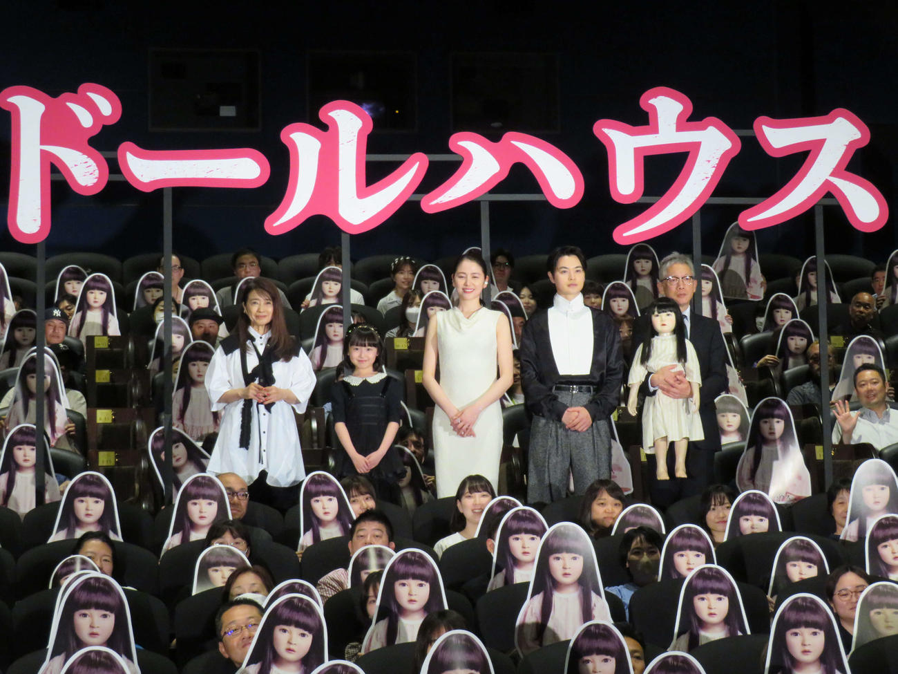 映画「ドールハウス」初日舞台あいさつに登壇した、左から風吹ジュン、池村碧彩、長澤まさみ、瀬戸康史、アヤちゃん人形を抱っこした矢口史靖監督（撮影・村上幸将）