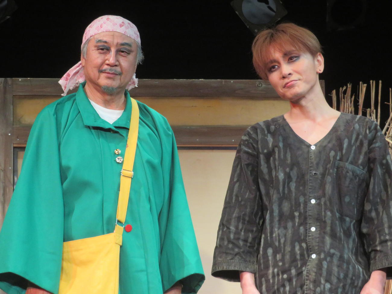 新宿梁山泊第79回公演　唐十郎初期作品上演「愛の乞食」「アリババ」公開舞台稽古取材会に出席した金守珍氏（左）と安田章大