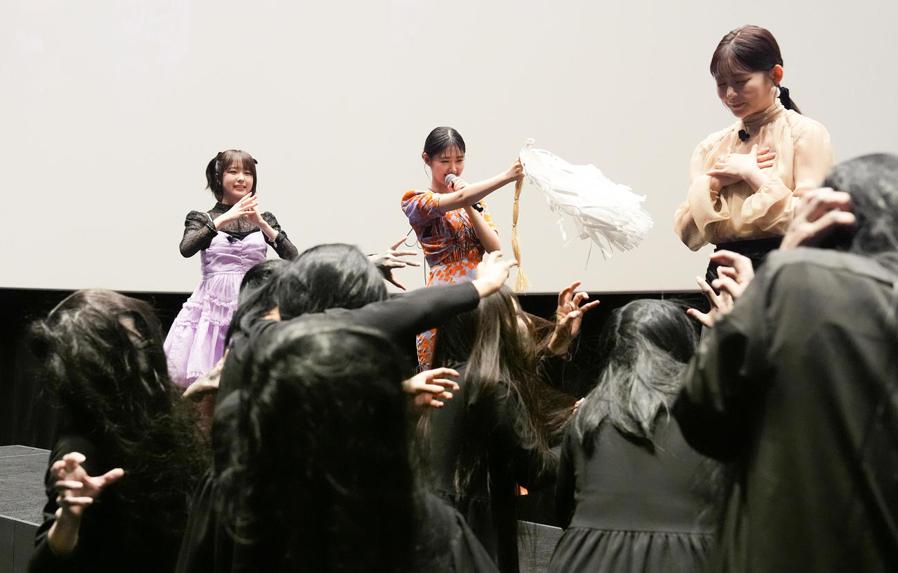 映画「見える子ちゃん」公開御霊舞台あいさつで、久間田琳加（右）についた霊を徐霊する原菜乃華（中央）となえなの（撮影・鈴木みどり）
