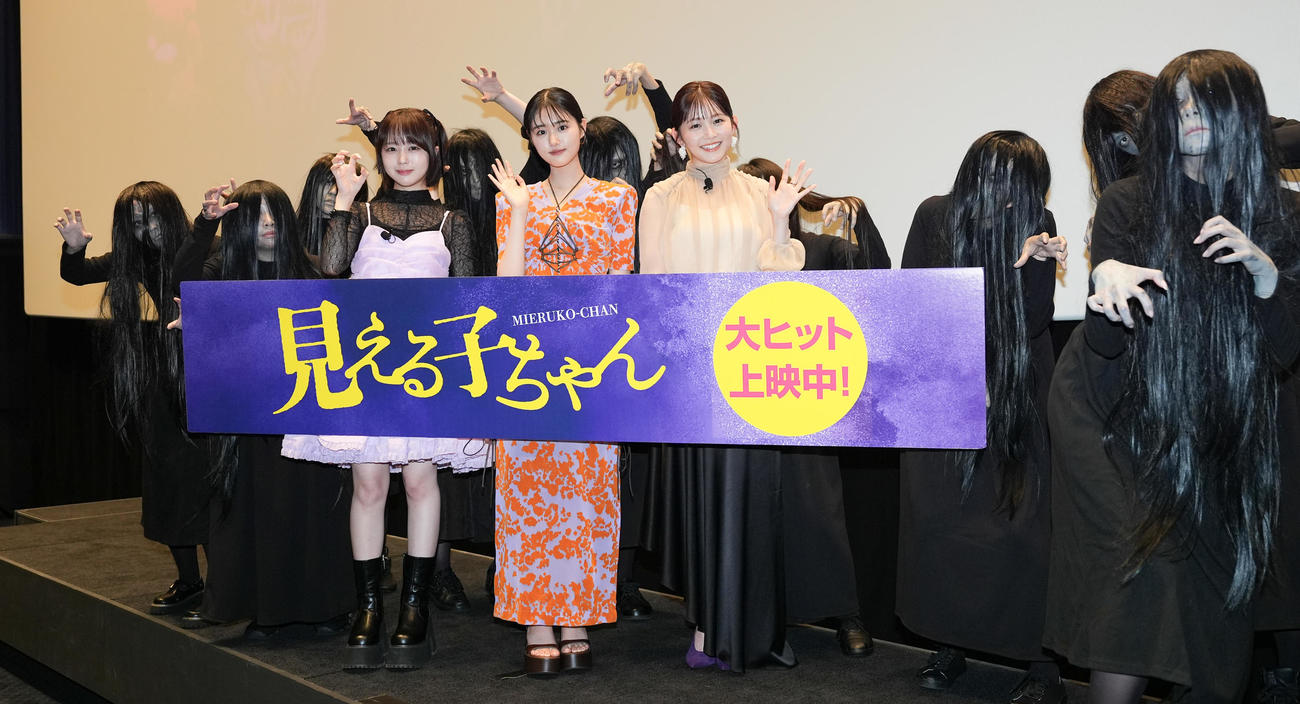 映画「見える子ちゃん」公開御霊舞台あいさつのフォトセッションでポーズを取る、左からなえなの、原菜乃華、久間田琳加（撮影・鈴木みどり）
