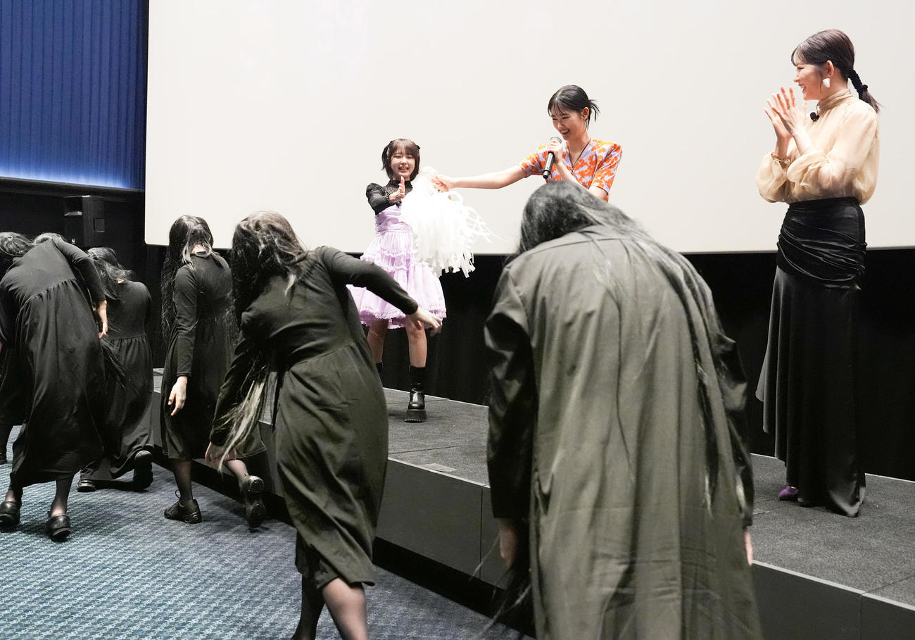 映画「見える子ちゃん」公開御霊舞台あいさつで、久間田琳加（右）についた霊の徐霊に成功した原菜乃華（中央）となえなの（撮影・鈴木みどり）