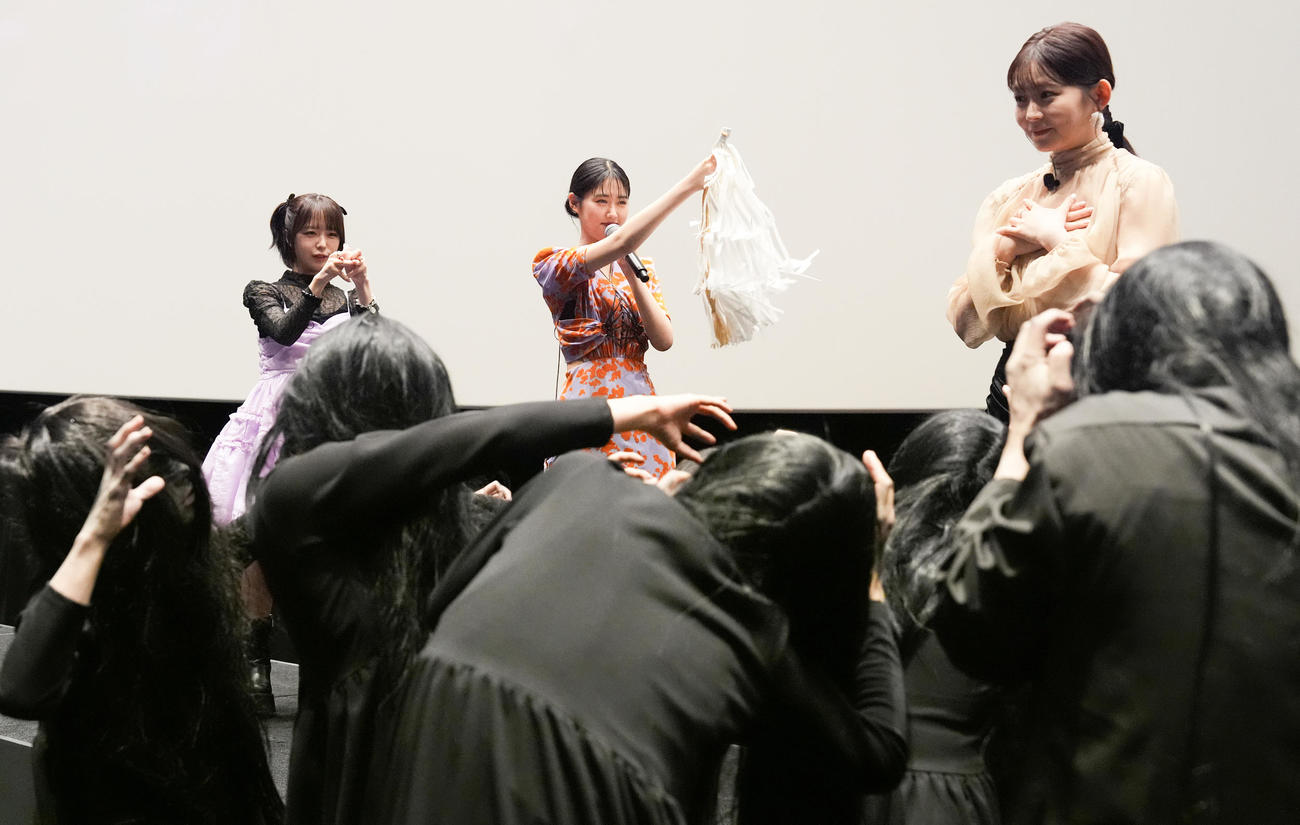 映画「見える子ちゃん」公開御霊舞台あいさつで、久間田琳加（右）についた霊を徐霊する原菜乃華（中央）となえなの（撮影・鈴木みどり）
