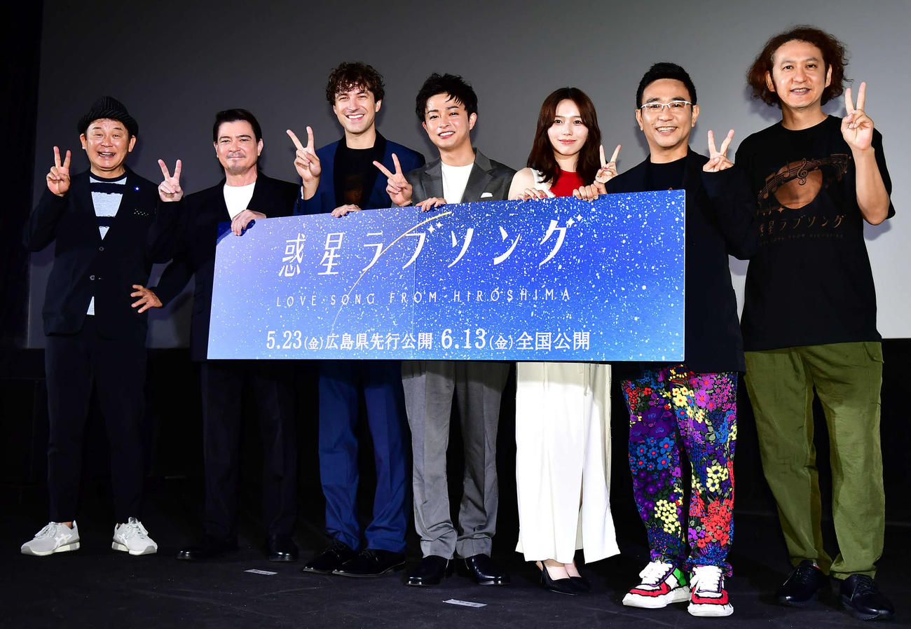 初主演映画「惑星ラブソング」全国公開記念舞台あいさつに出席した、左から横山雄二プロデューサー、川平慈英、チェイス・ジーグラー、曽田陵介、秋田汐梨、八嶋智人、時川英之監督（撮影・松尾幸之介）