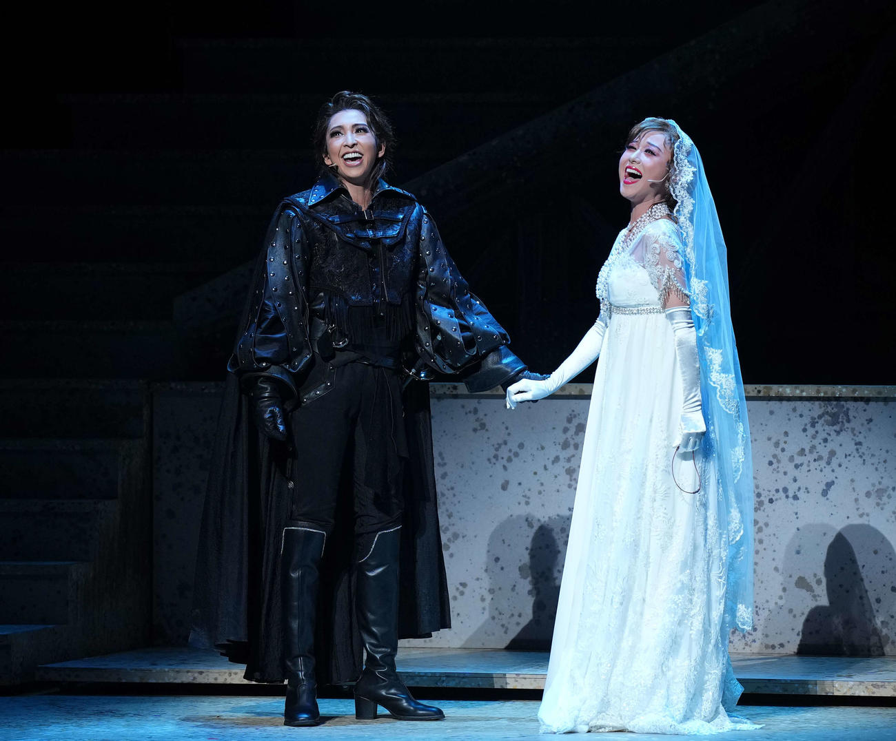 宙組新トップ桜木みなと（左）は、就任後初主演作で熱演。右はトップ娘役春乃さくら（撮影・菅敏）