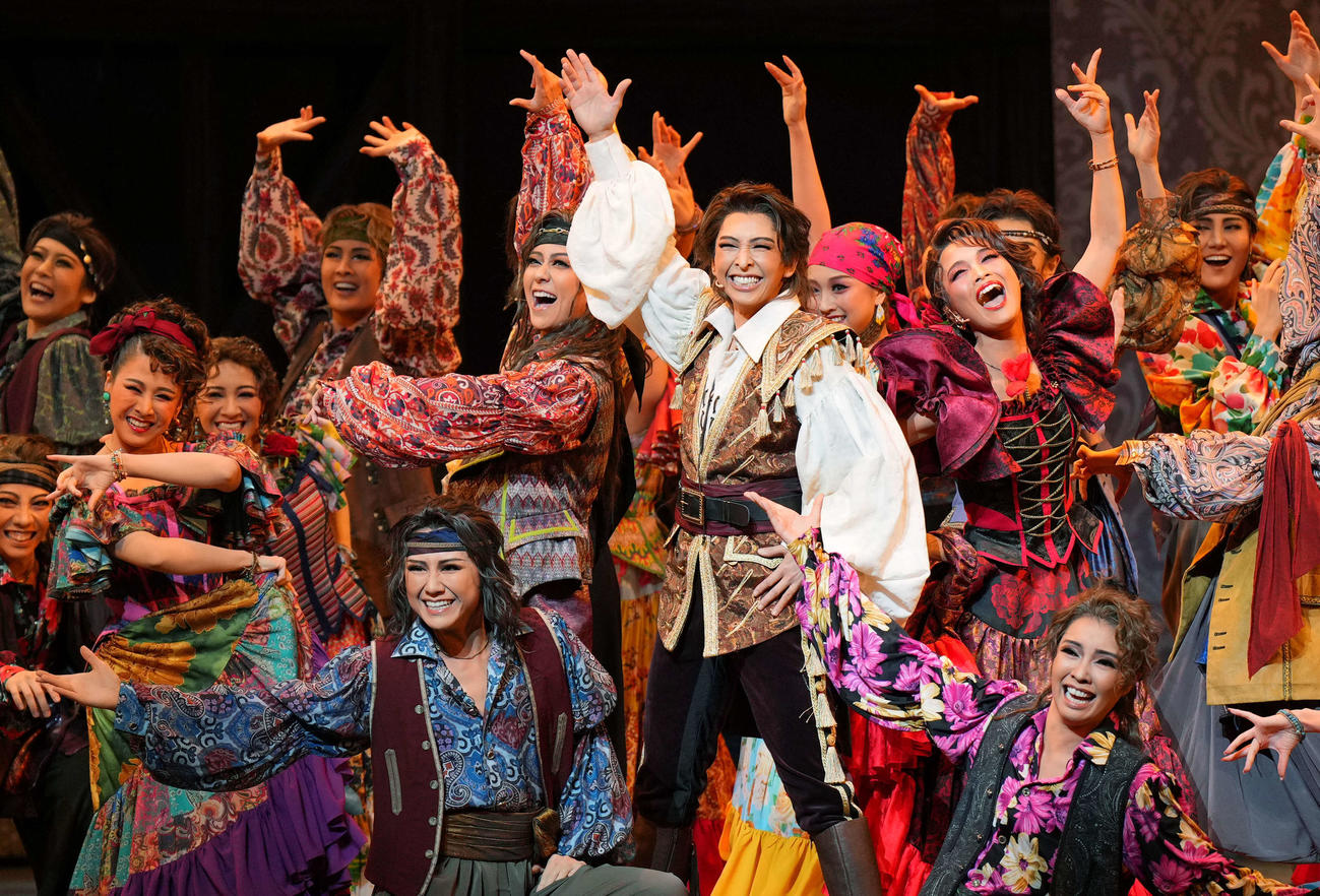 宙組新トップ桜木みなと（中央）の就任後初主演作が開幕（撮影・菅敏）