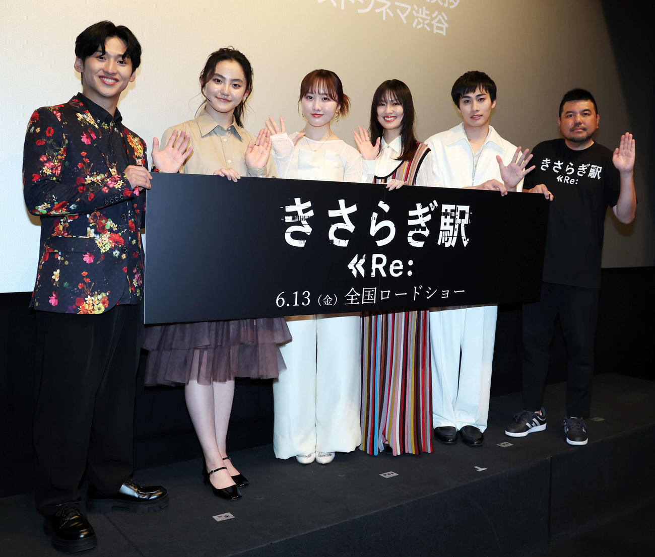 映画「きさらぎ駅　Re：」公開記念舞台あいさつに登壇し、フォトセッションを行う、左から大川泰雅、瀧七海、本田望結、垣松祐里、寺坂頼我、永江二郎監督（撮影・山本朝陽）