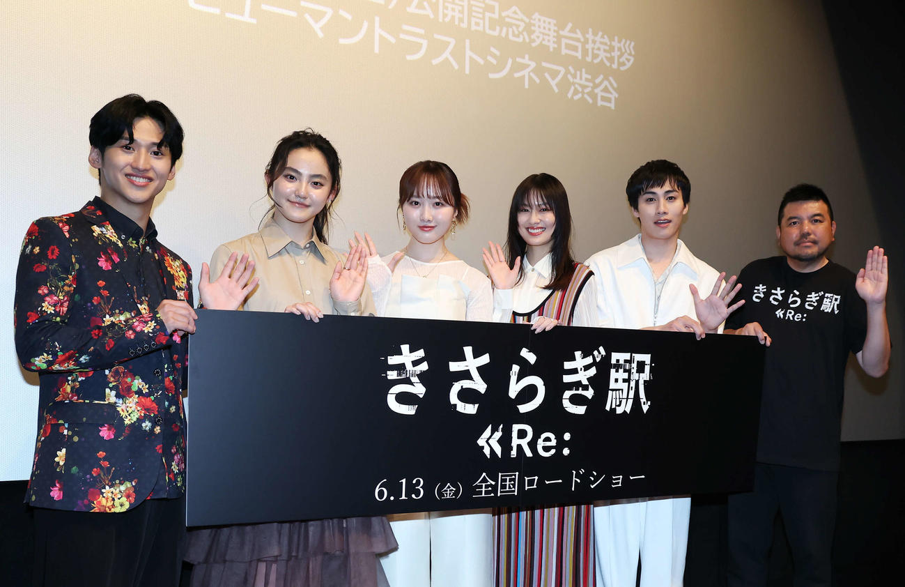 映画「きさらぎ駅　Re：」公開記念舞台あいさつに登壇し、フォトセッションを行う、左から大川泰雅、瀧七海、本田望結、垣松祐里、寺坂頼我、永江二郎監督（撮影・山本朝陽）