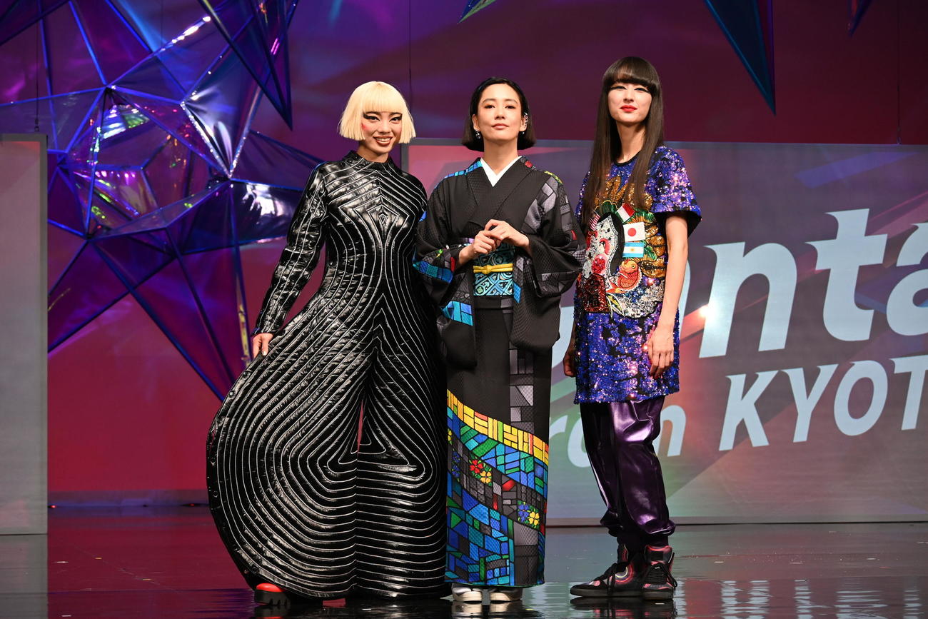 ファッションショー「ファッションカンタータ　from KYOTO」に出演した左からアオイヤマダ、水川あさみ、シシド・カフカ（撮影・松浦隆司）