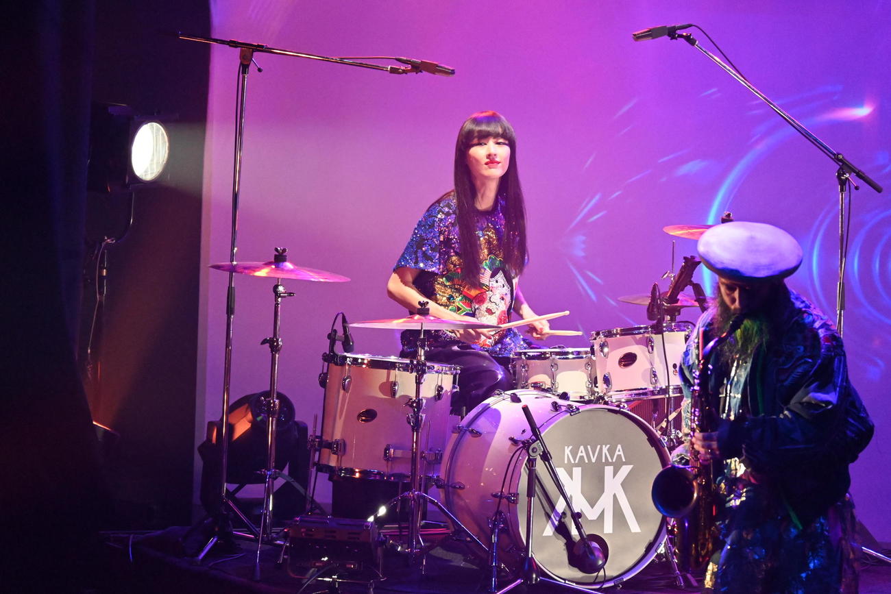 ファッションショー「ファッションカンタータ　from KYOTO」でドラムパフォーマンスを披露した出演したシシド・カフカ（撮影・松浦隆司）