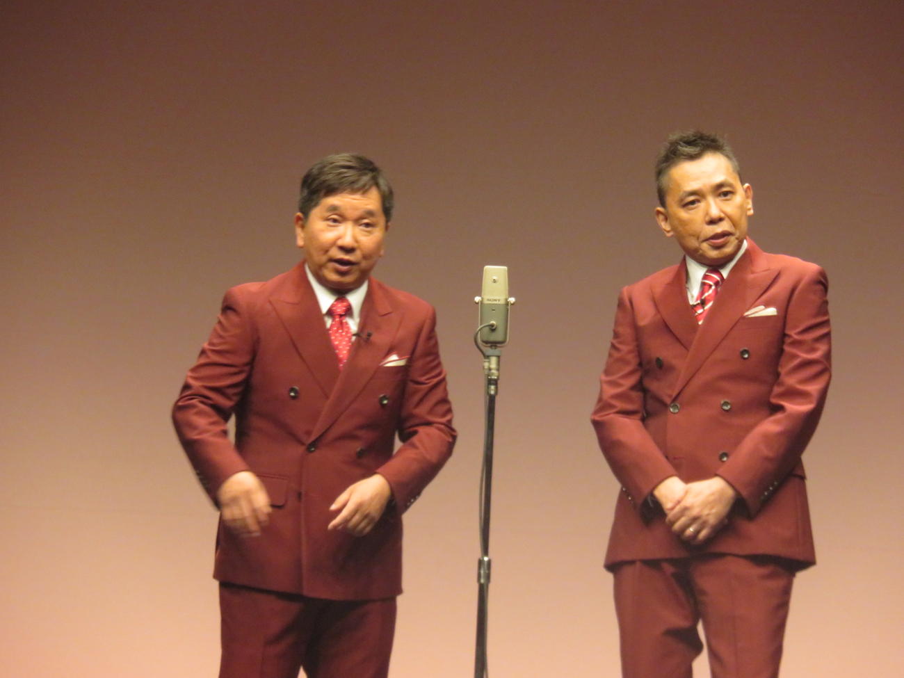 爆笑問題の田中裕二（左）と太田光