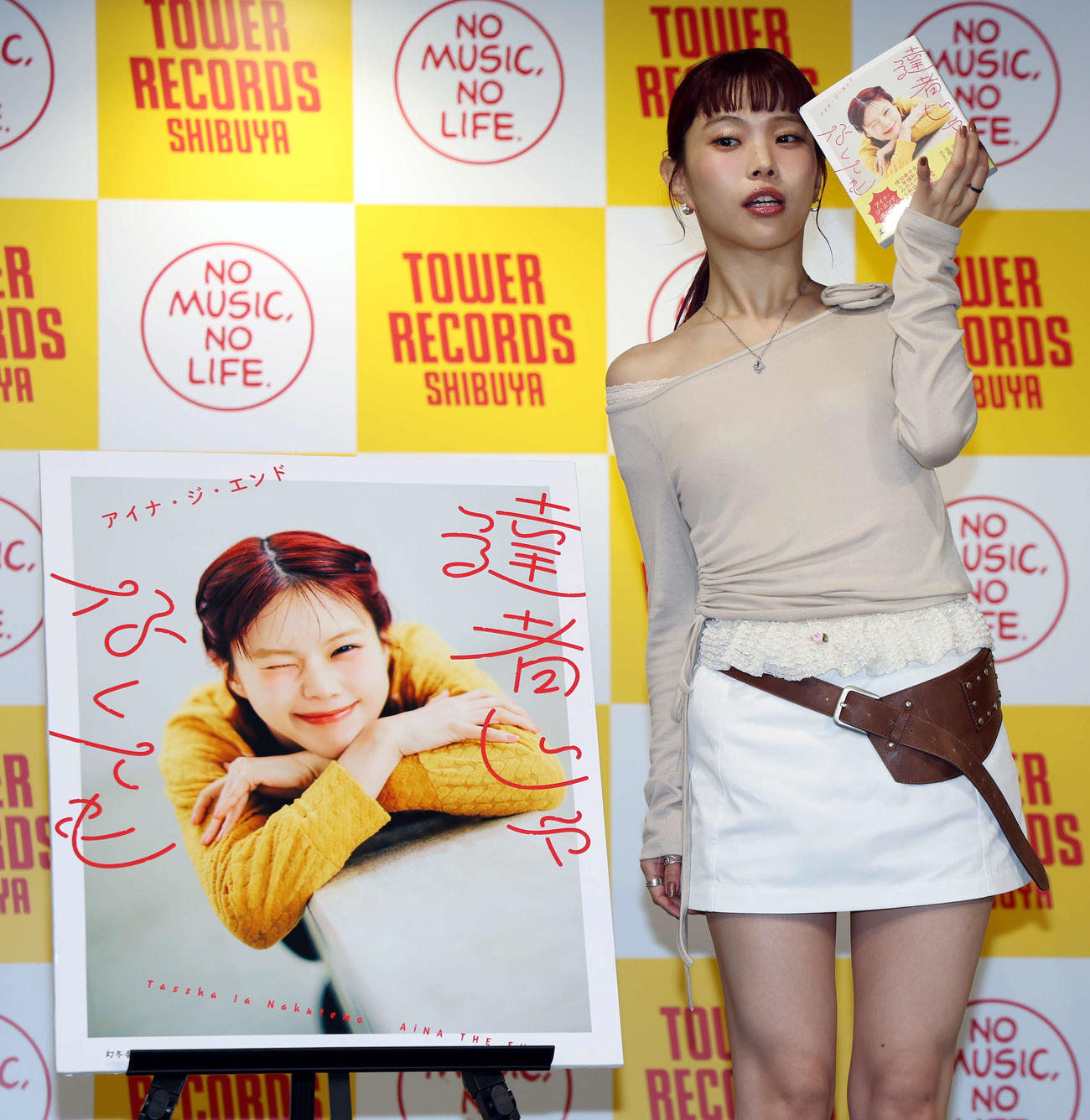 フォトエッセー「達者じゃなくても」発表会見に登壇し、フォトセッションを行うアイナ・ジ・エンド（撮影・山本朝陽）
